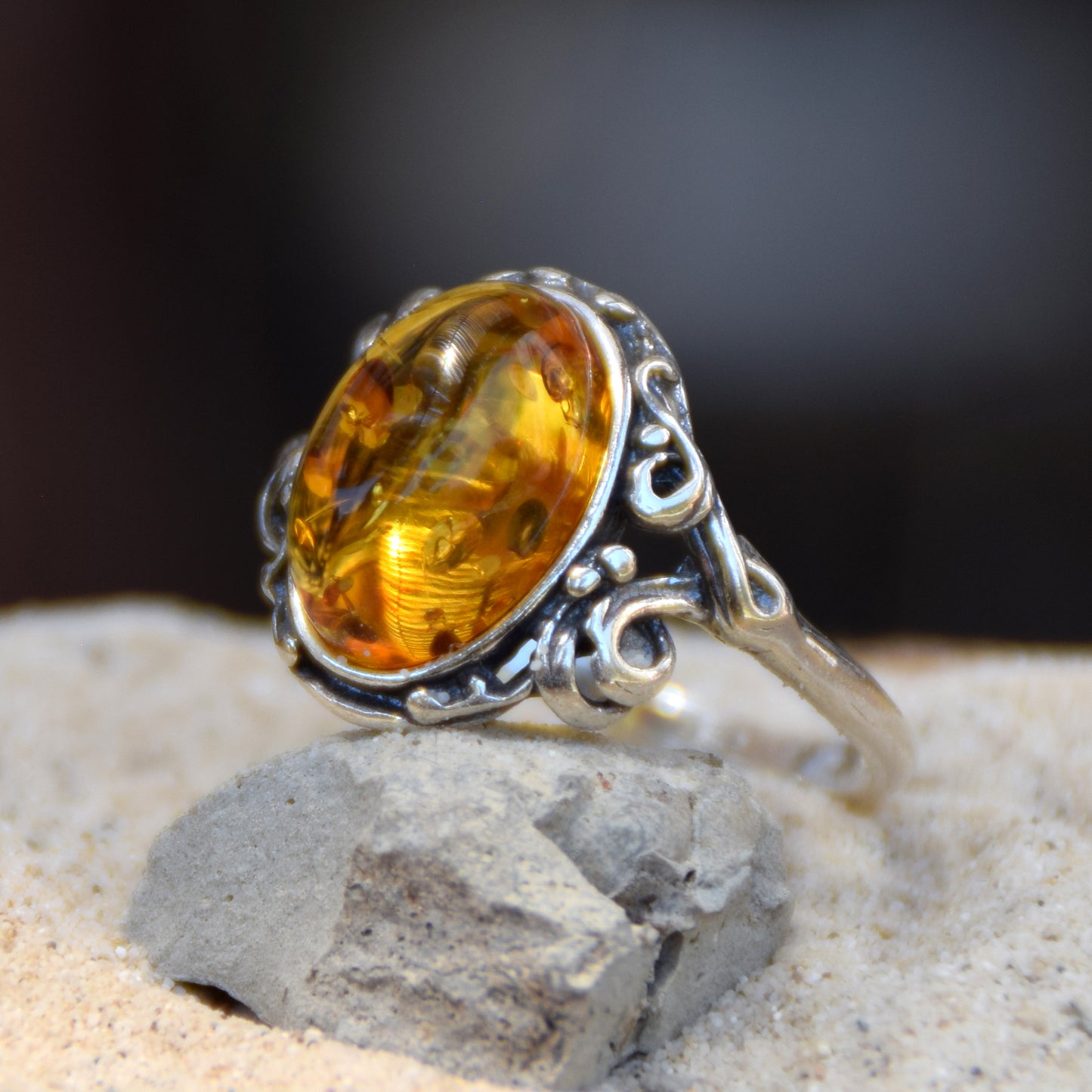 Classico anello in stile vintage con Ambra naturale color cognac e Argento 925, MJ Baltica, BP059