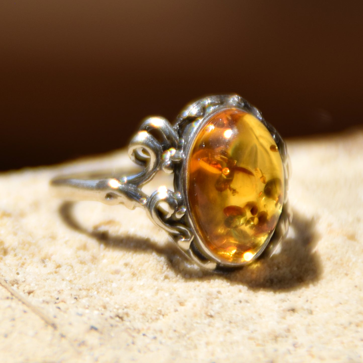 Classico anello in stile vintage con Ambra naturale color cognac e Argento 925, MJ Baltica, BP059