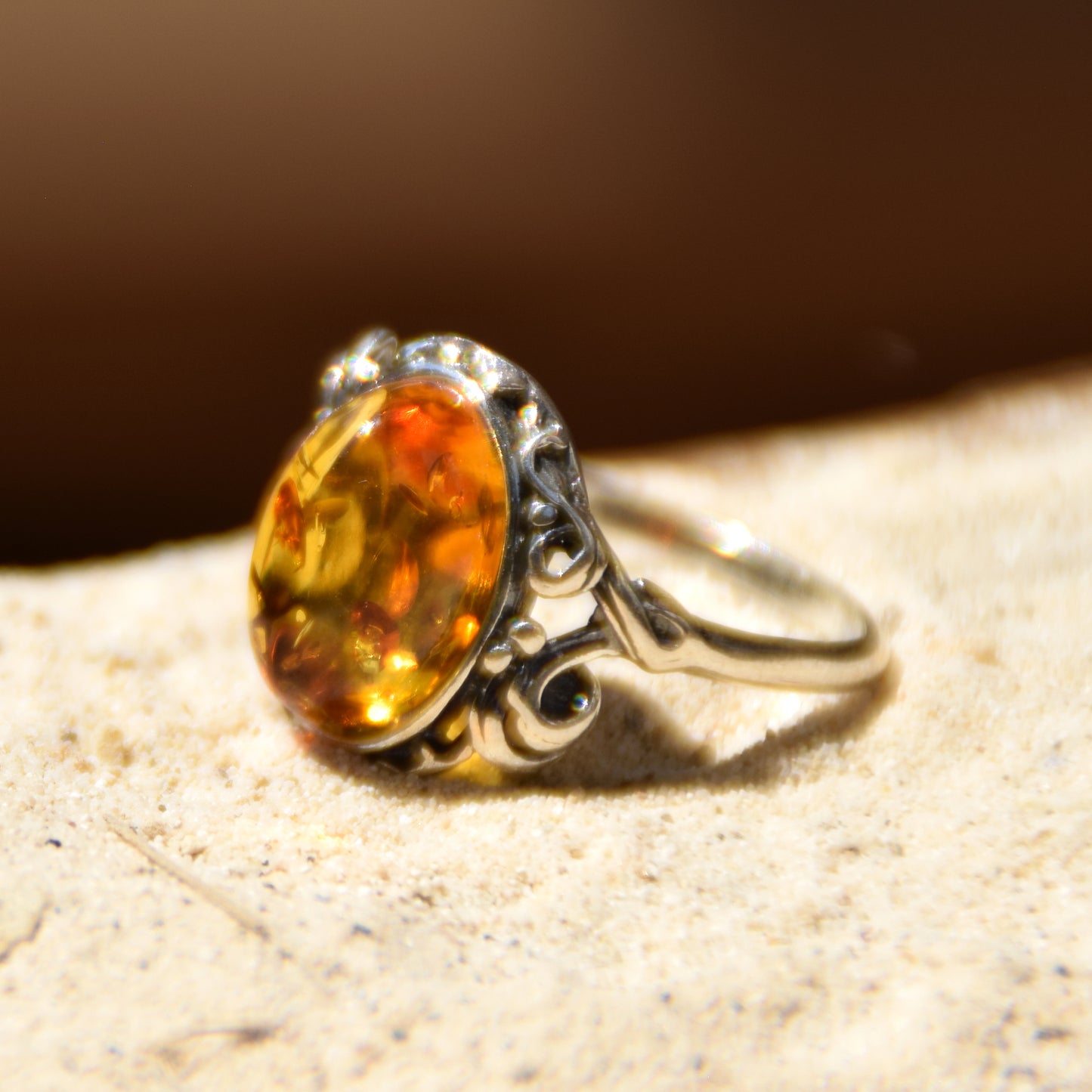Classico anello in stile vintage con Ambra naturale color cognac e Argento 925, MJ Baltica, BP059