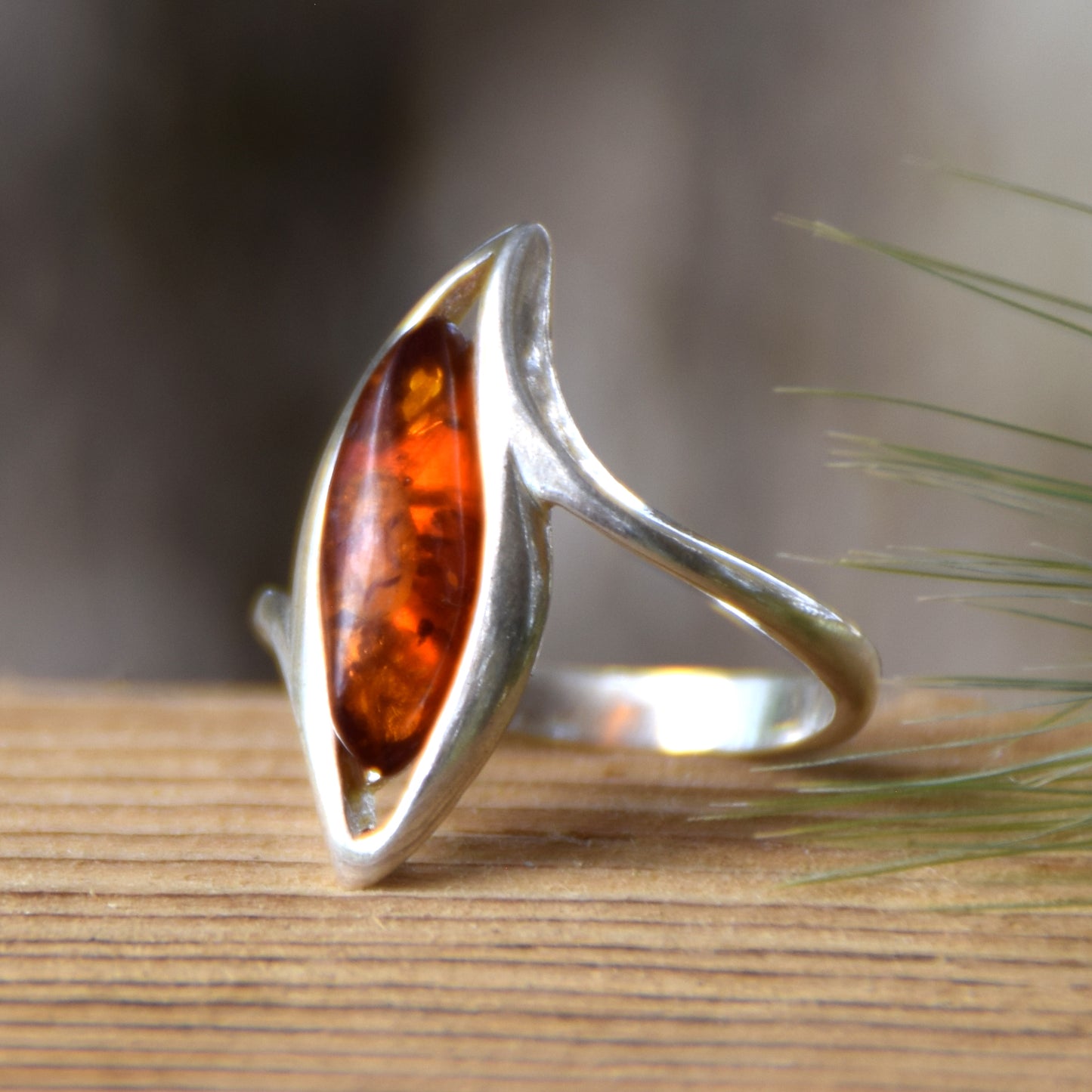 Hoher Jugendstilring aus cognacfarbenem Naturbernstein und 925er Silber, MJ Baltica, BP060