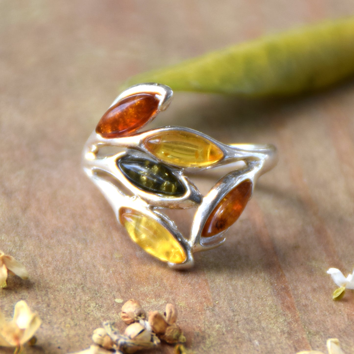 Elegante anello a fascia in Ambra naturale di varie tonalità e Argento 925, MJ Baltica, BP061