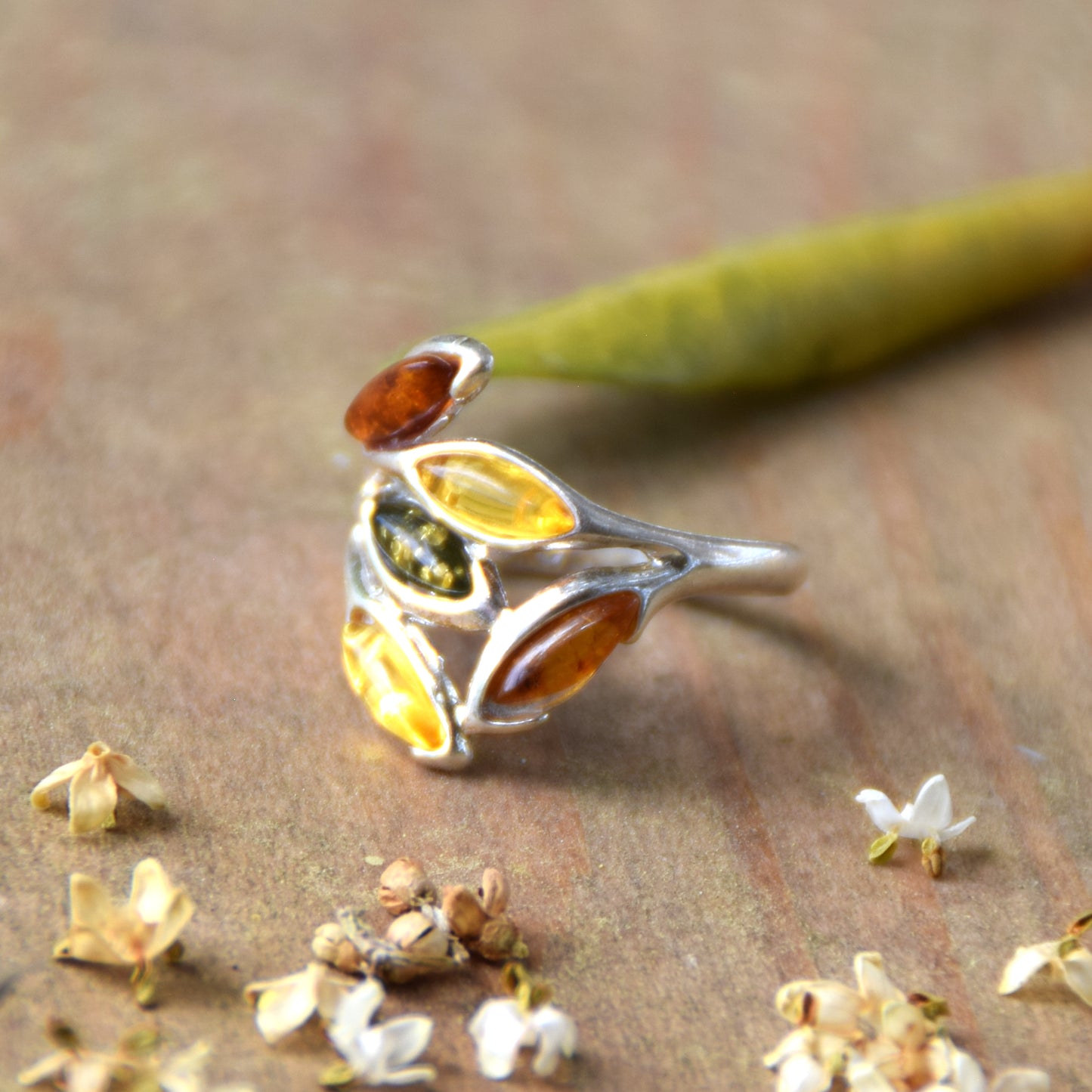 Elegante anello a fascia in Ambra naturale di varie tonalità e Argento 925, MJ Baltica, BP061