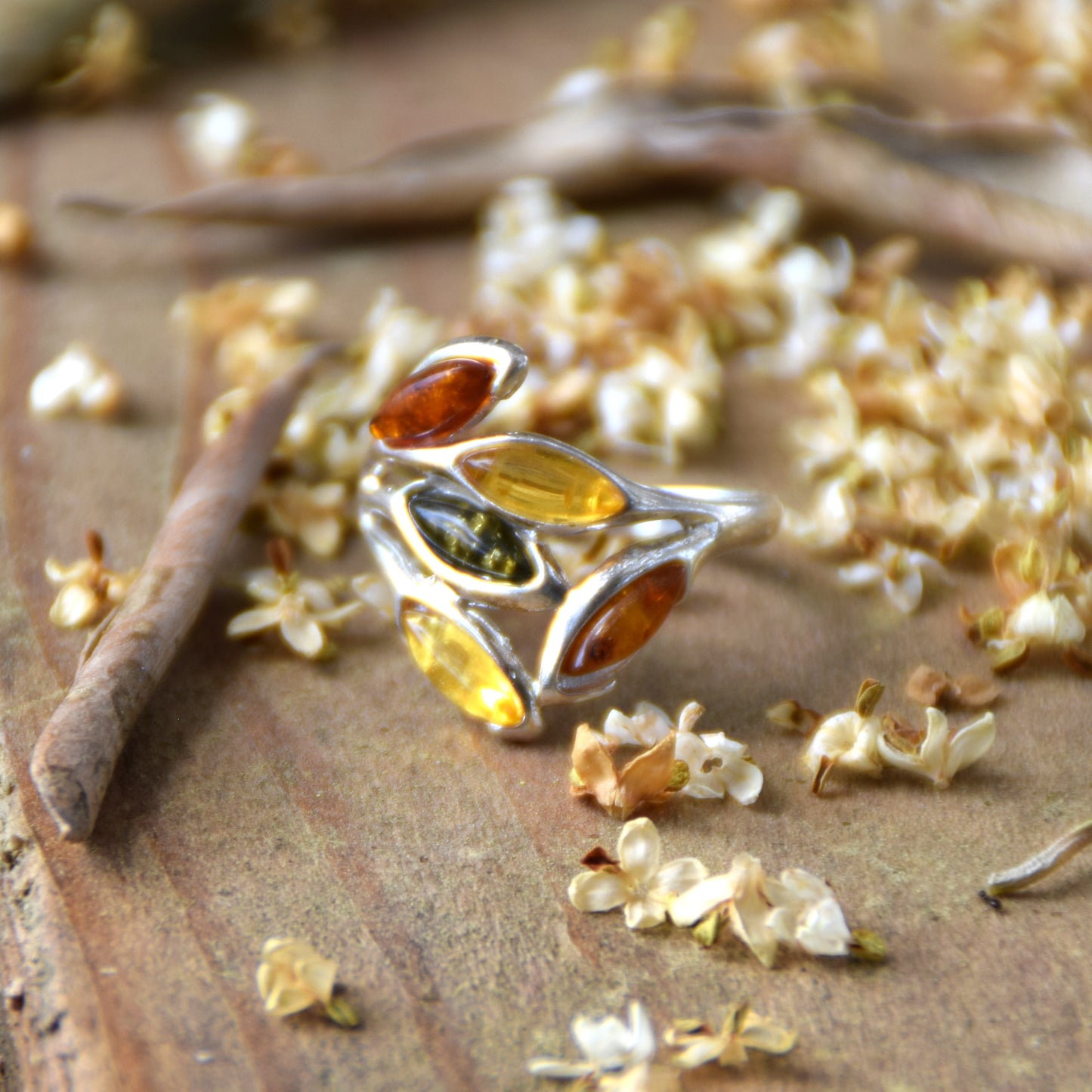 Elegante anello a fascia in Ambra naturale di varie tonalità e Argento 925, MJ Baltica, BP061