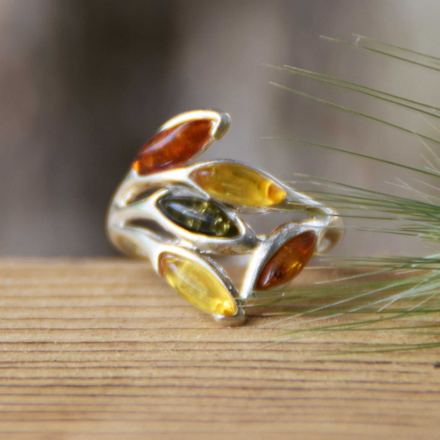 Elegante anello a fascia in Ambra naturale di varie tonalità e Argento 925, MJ Baltica, BP061