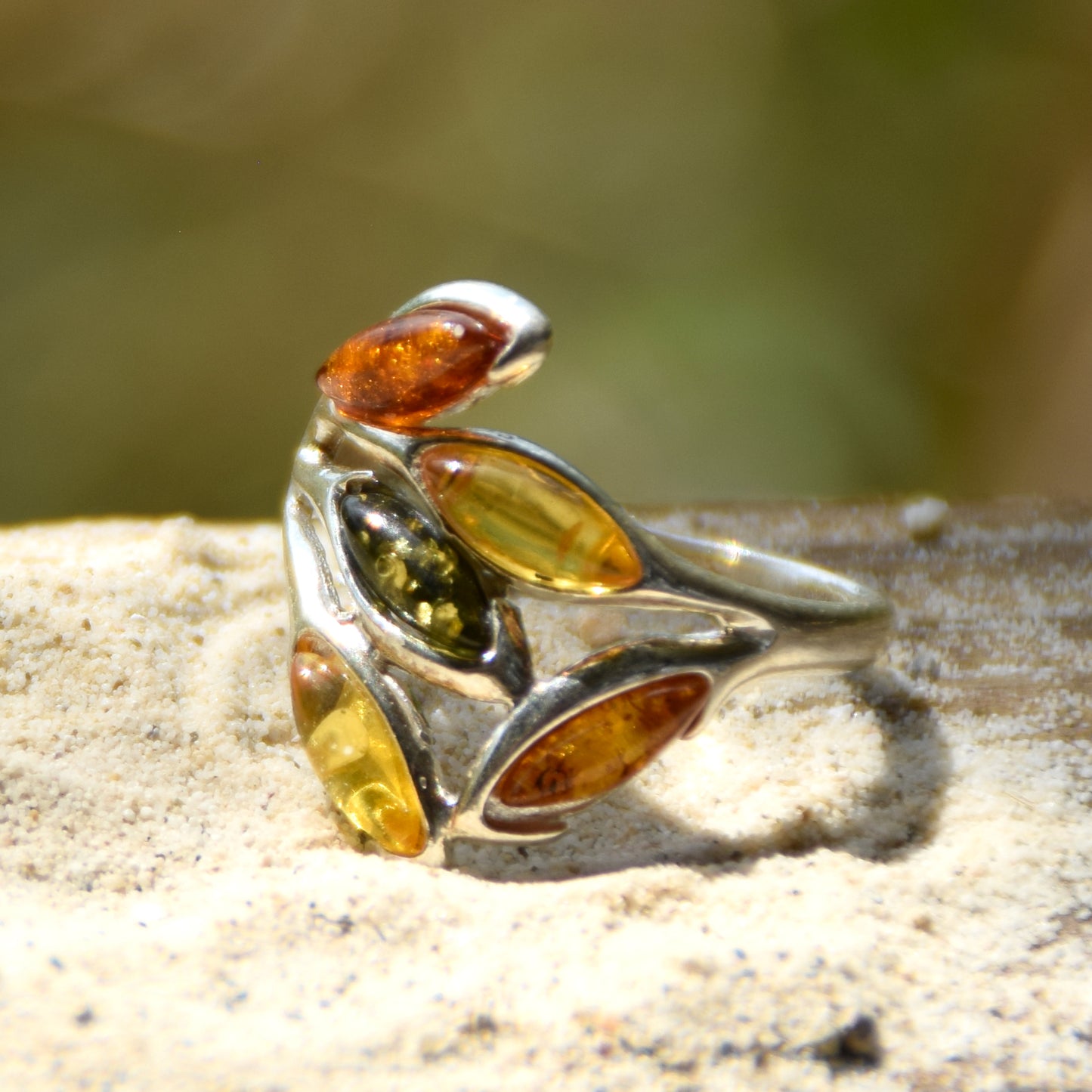 Elegante anello a fascia in Ambra naturale di varie tonalità e Argento 925, MJ Baltica, BP061
