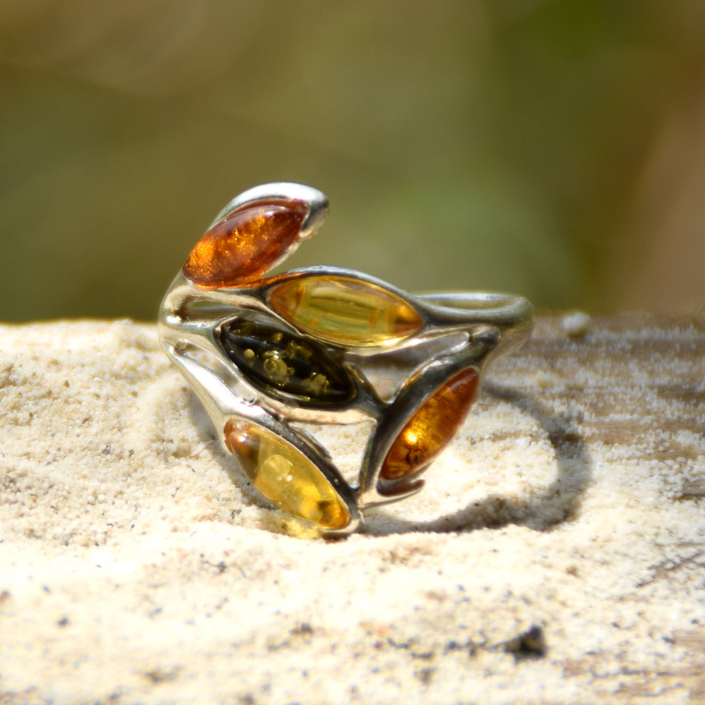 Elegante anello a fascia in Ambra naturale di varie tonalità e Argento 925, MJ Baltica, BP061