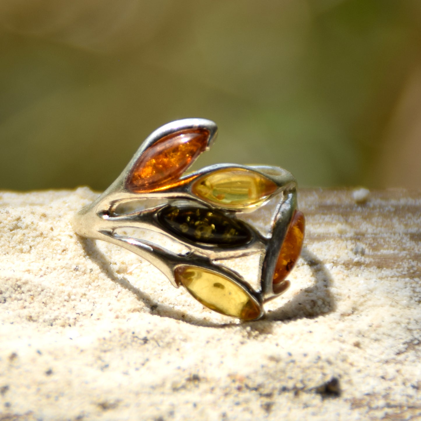 Elegante anello a fascia in Ambra naturale di varie tonalità e Argento 925, MJ Baltica, BP061