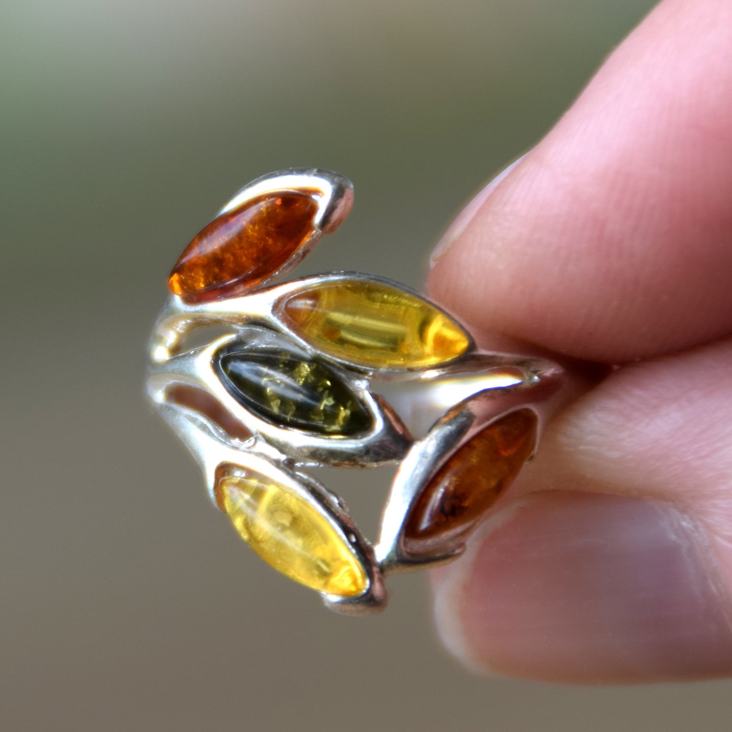 Elegante anello a fascia in Ambra naturale di varie tonalità e Argento 925, MJ Baltica, BP061