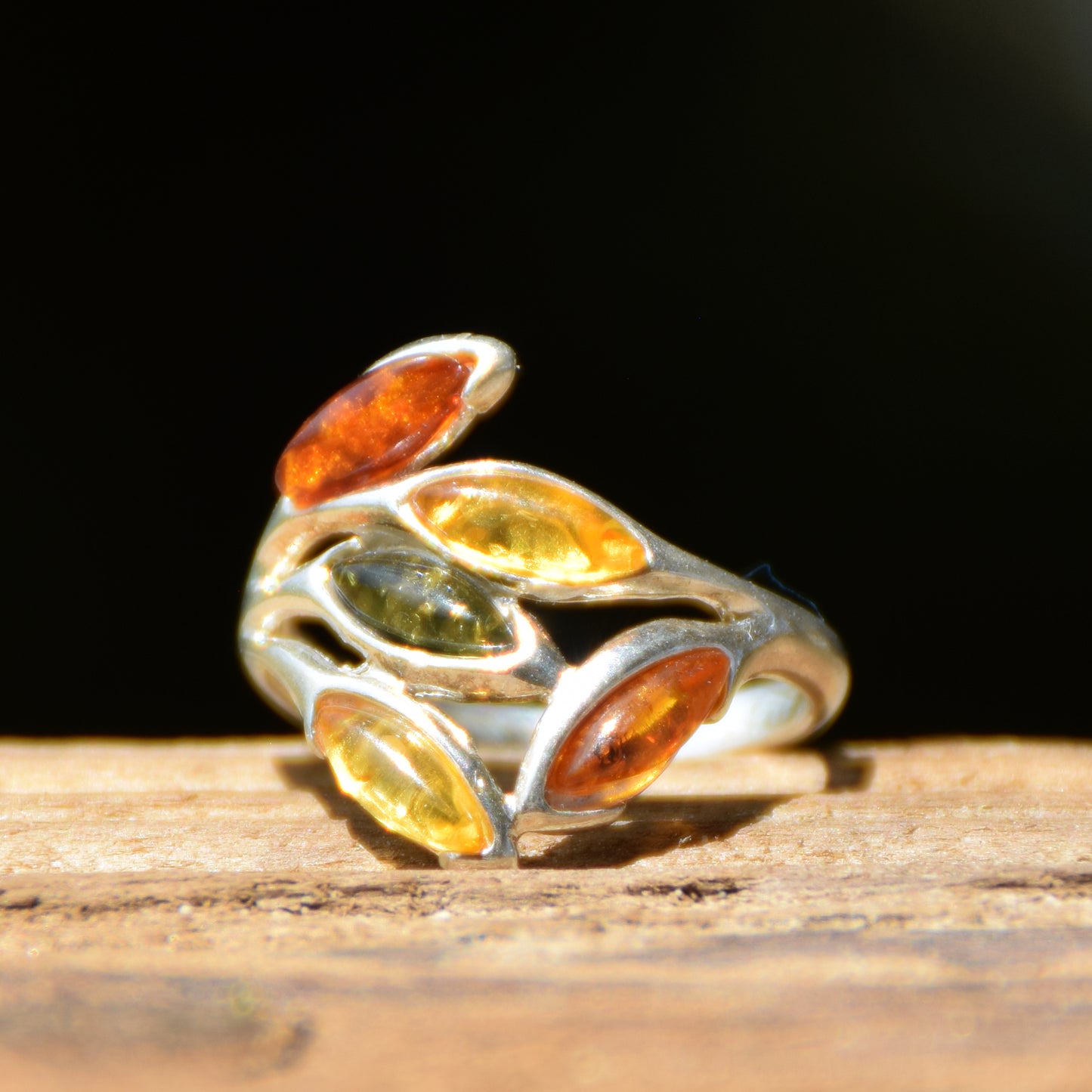 Elegante anello a fascia in Ambra naturale di varie tonalità e Argento 925, MJ Baltica, BP061