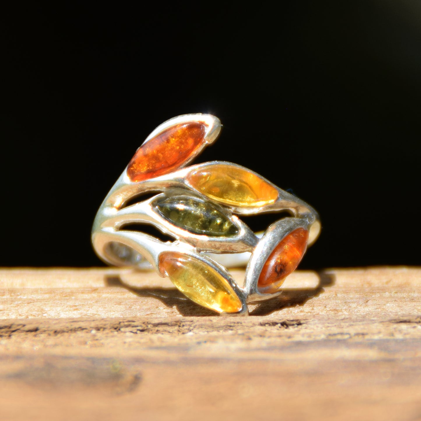 Elegante anello a fascia in Ambra naturale di varie tonalità e Argento 925, MJ Baltica, BP061