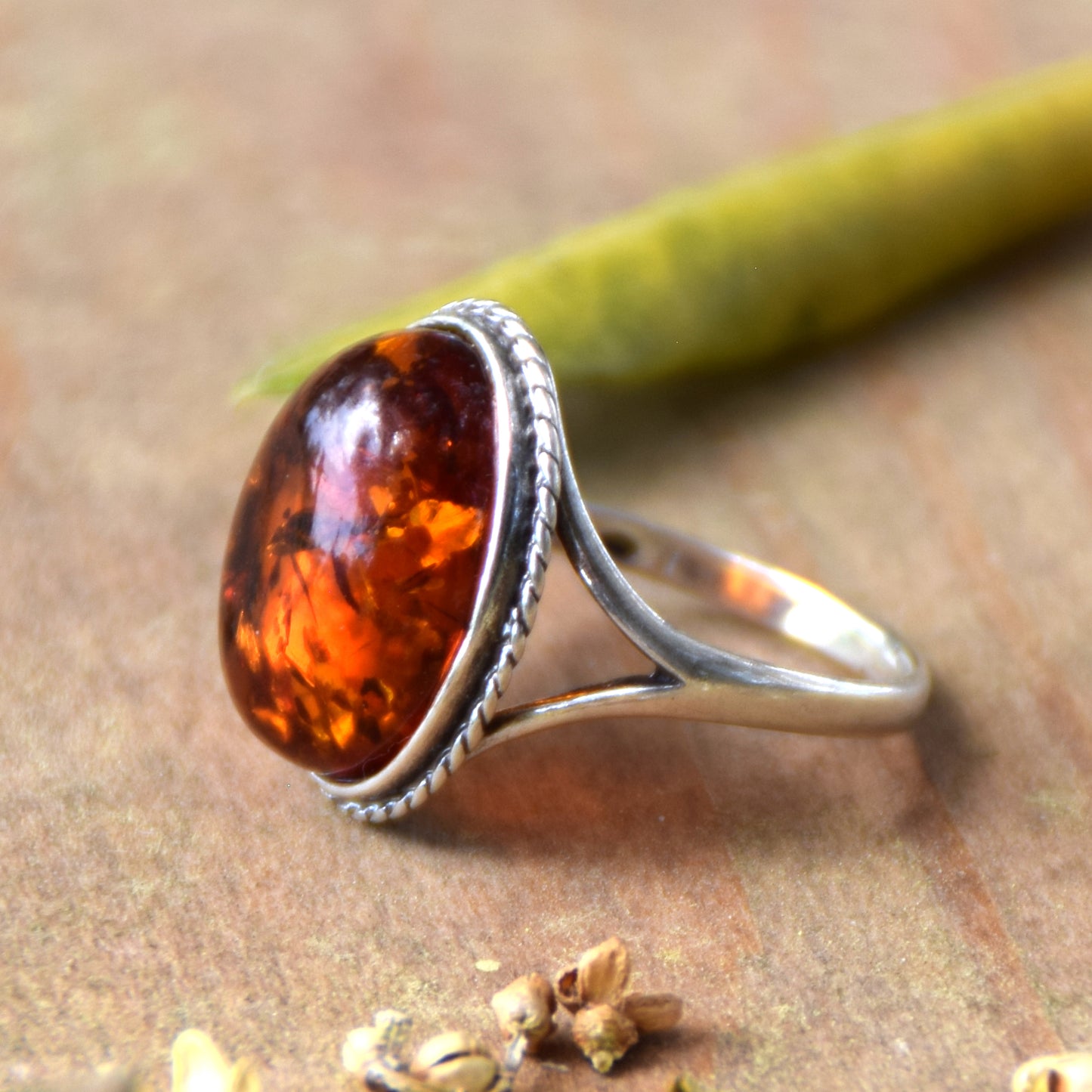 Anello stile vintage con la treccia d'argento e Ambra naturale color cognac, MJ Baltica, BP063