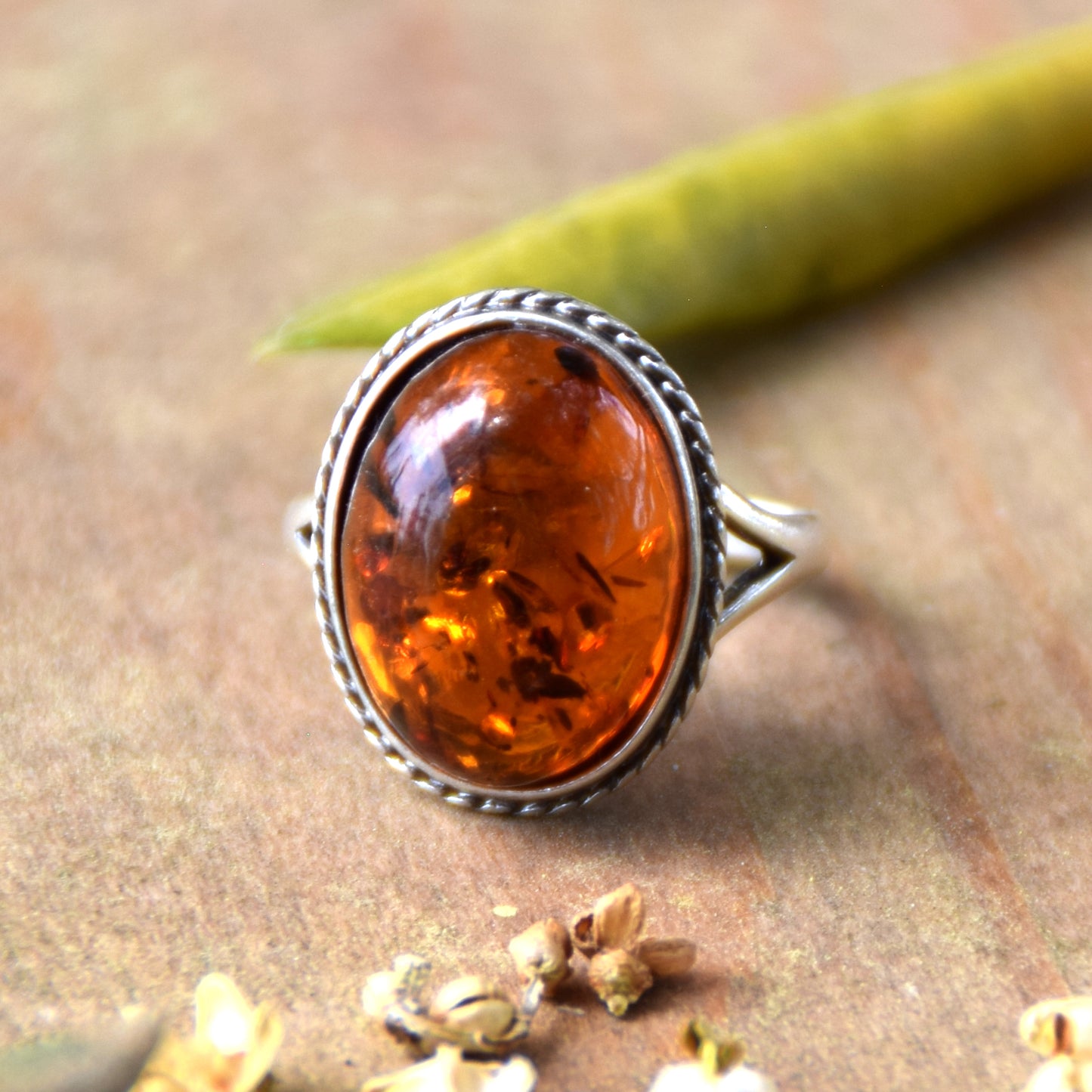 Anello stile vintage con la treccia d'argento e Ambra naturale color cognac, MJ Baltica, BP063