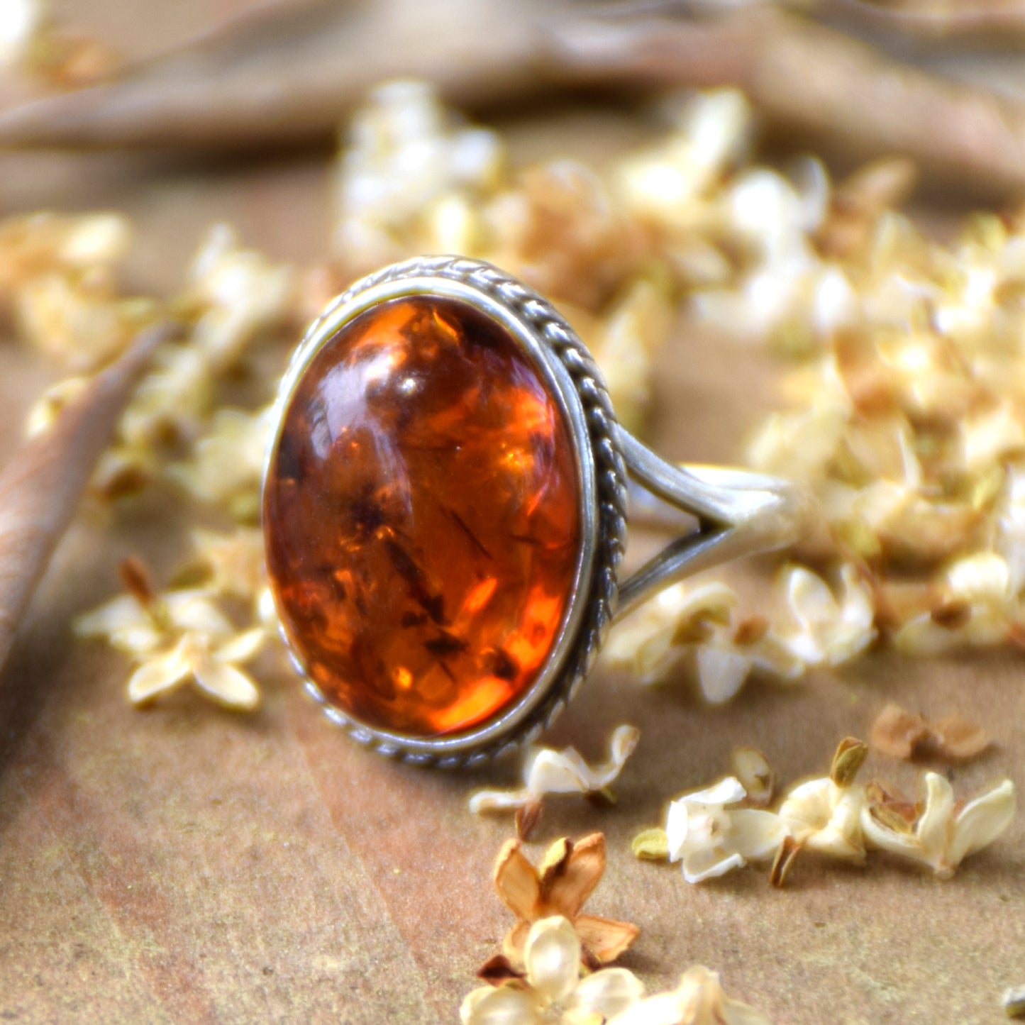 Anello stile vintage con la treccia d'argento e Ambra naturale color cognac, MJ Baltica, BP063