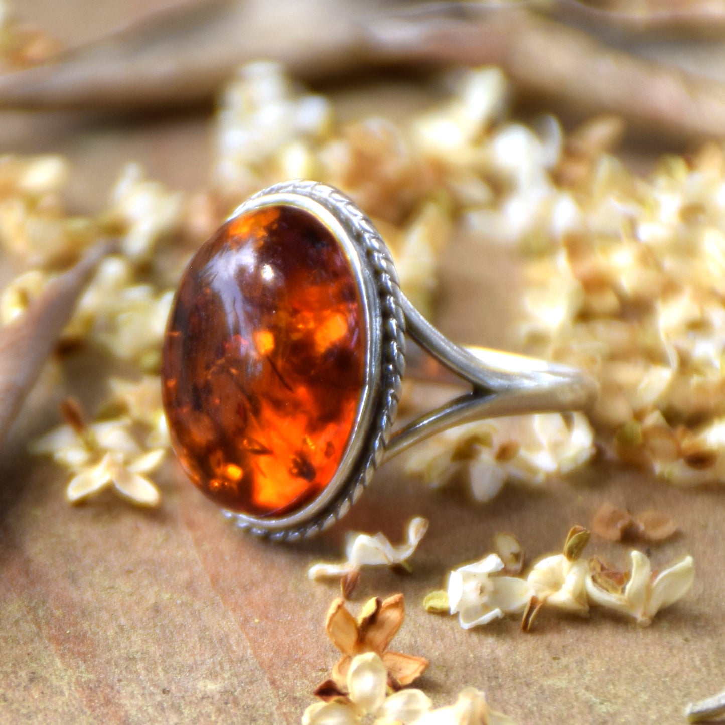Anello stile vintage con la treccia d'argento e Ambra naturale color cognac, MJ Baltica, BP063
