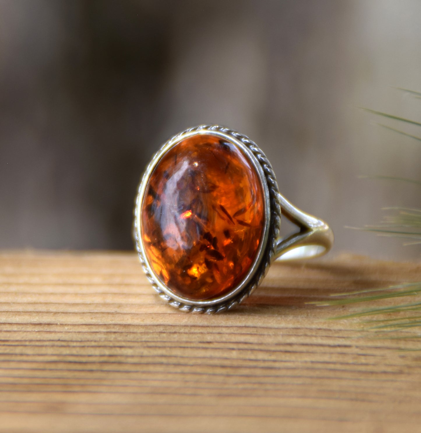 Anello stile vintage con la treccia d'argento e Ambra naturale color cognac, MJ Baltica, BP063