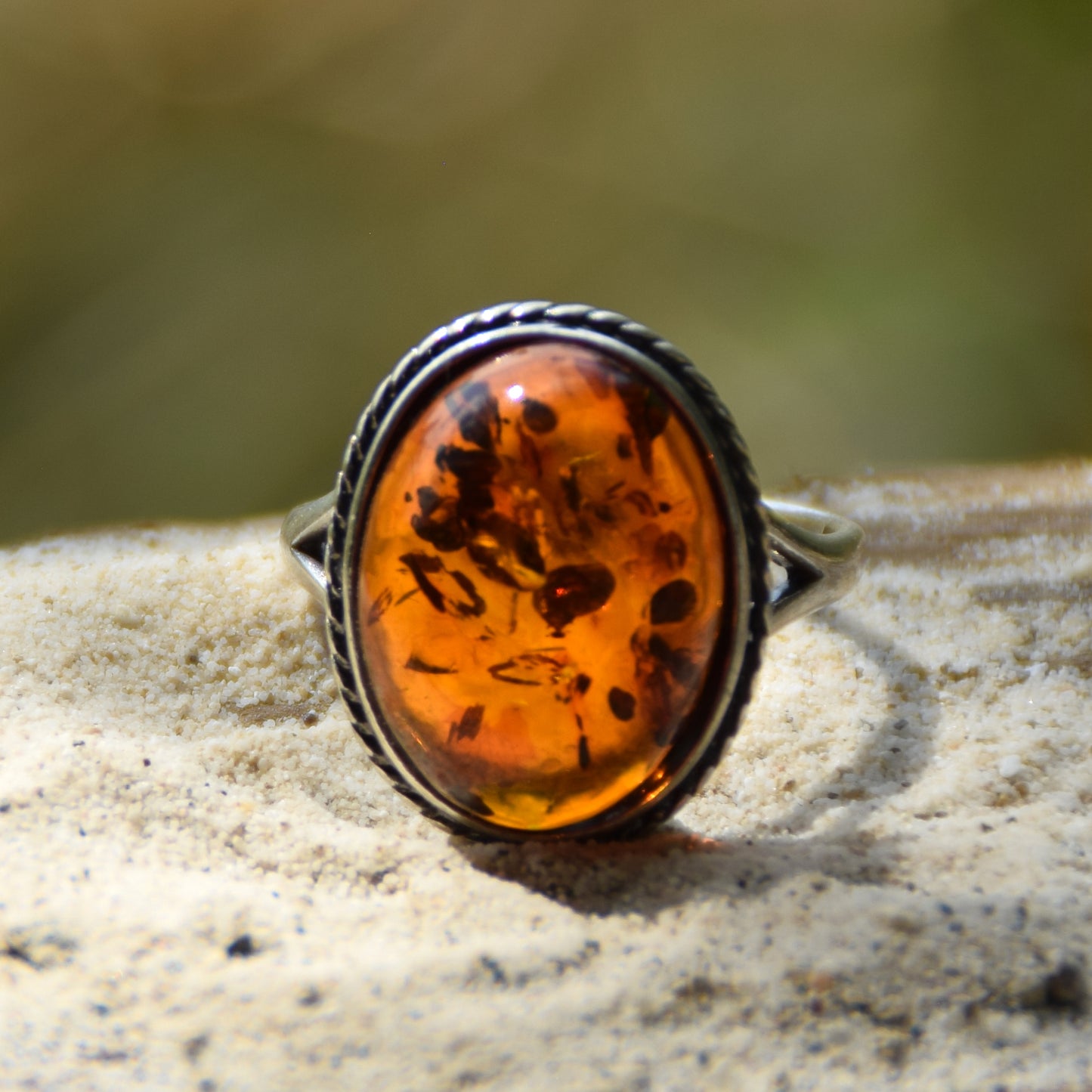 Anello stile vintage con la treccia d'argento e Ambra naturale color cognac, MJ Baltica, BP063