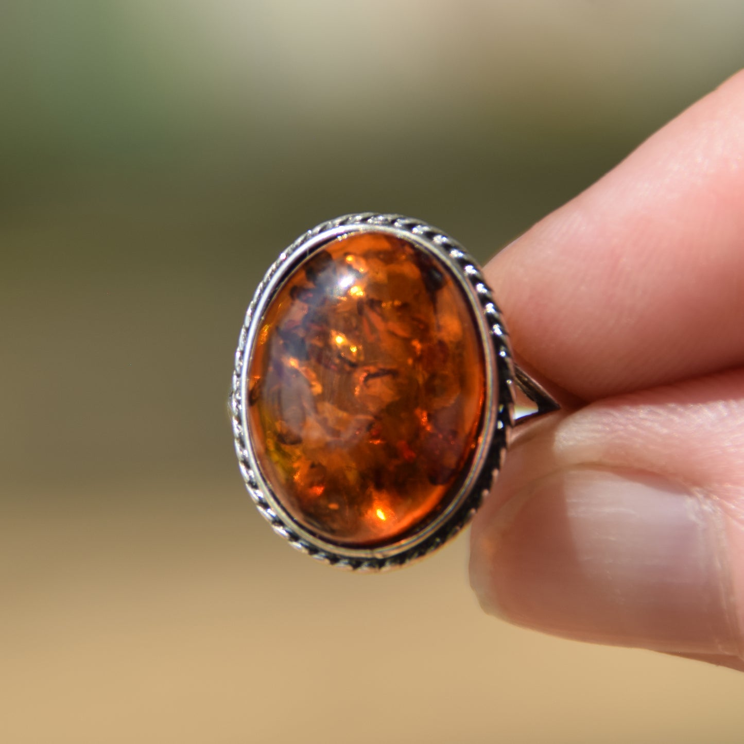 Anello stile vintage con la treccia d'argento e Ambra naturale color cognac, MJ Baltica, BP063