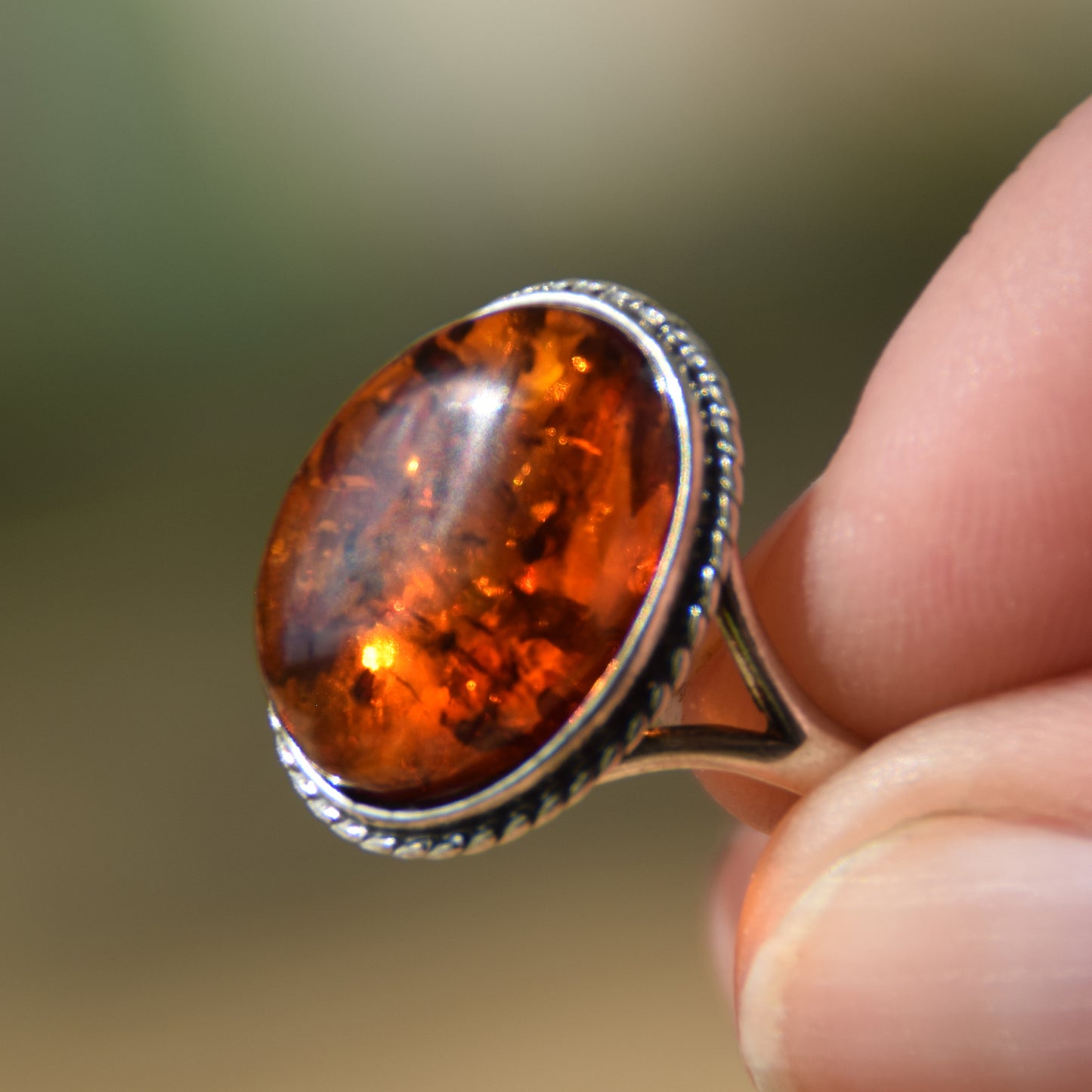Anello stile vintage con la treccia d'argento e Ambra naturale color cognac, MJ Baltica, BP063