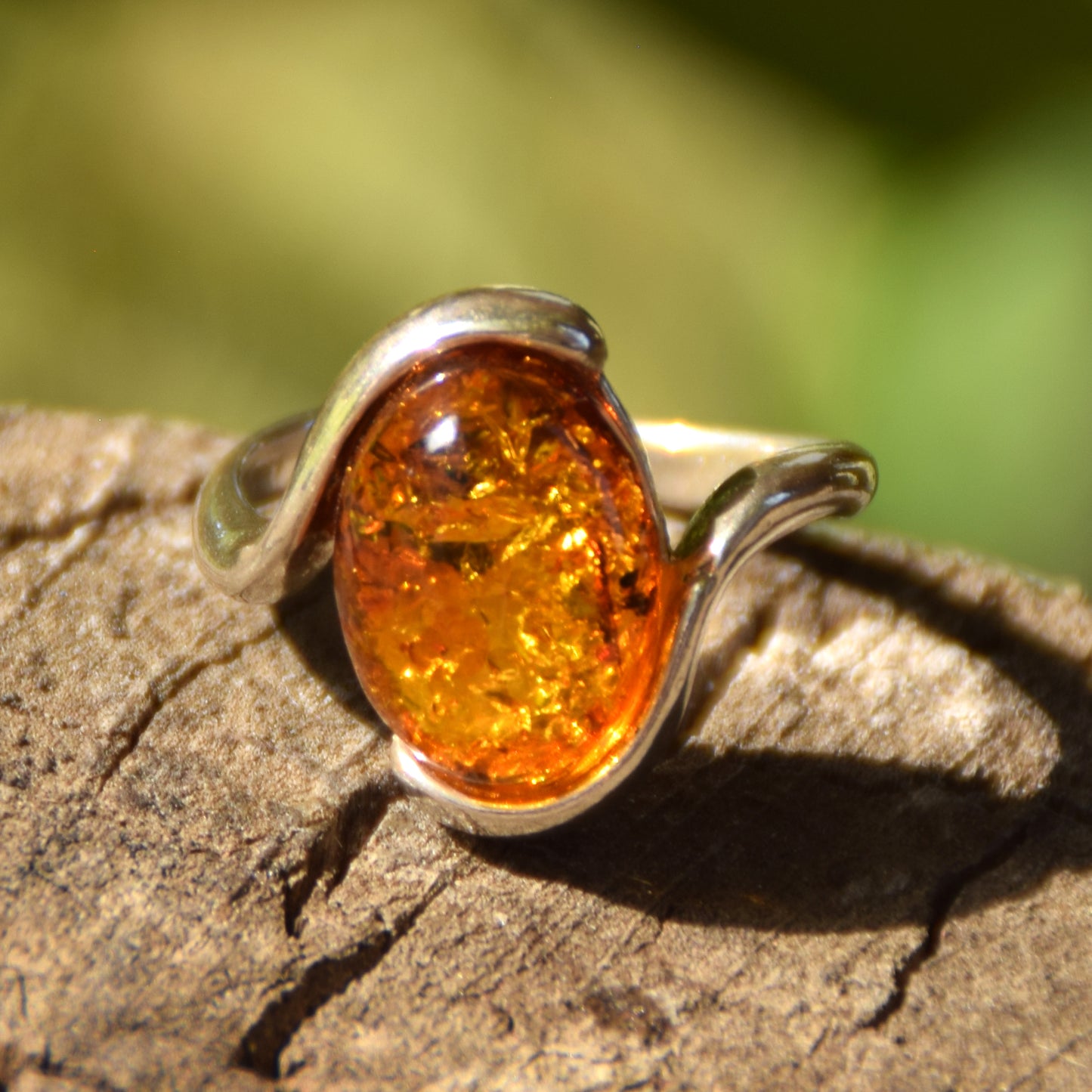Elegante anello a fascia in Ambra naturale color cognac e Argento 925, MJ Baltica, BP065