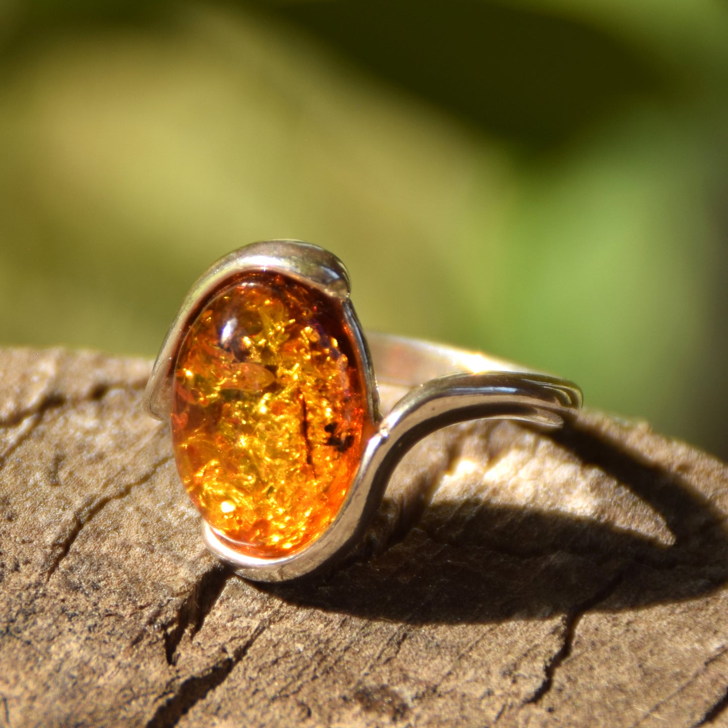 Elegante anello a fascia in Ambra naturale color cognac e Argento 925, MJ Baltica, BP065