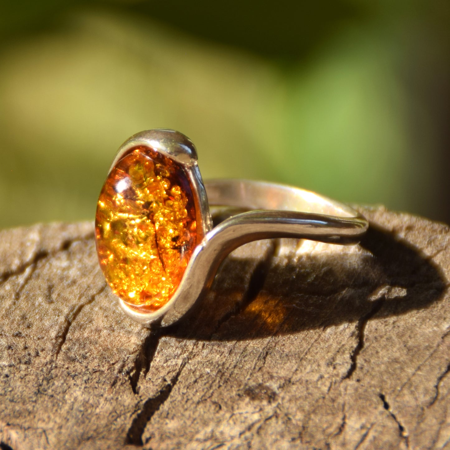 Elegante anello a fascia in Ambra naturale color cognac e Argento 925, MJ Baltica, BP065