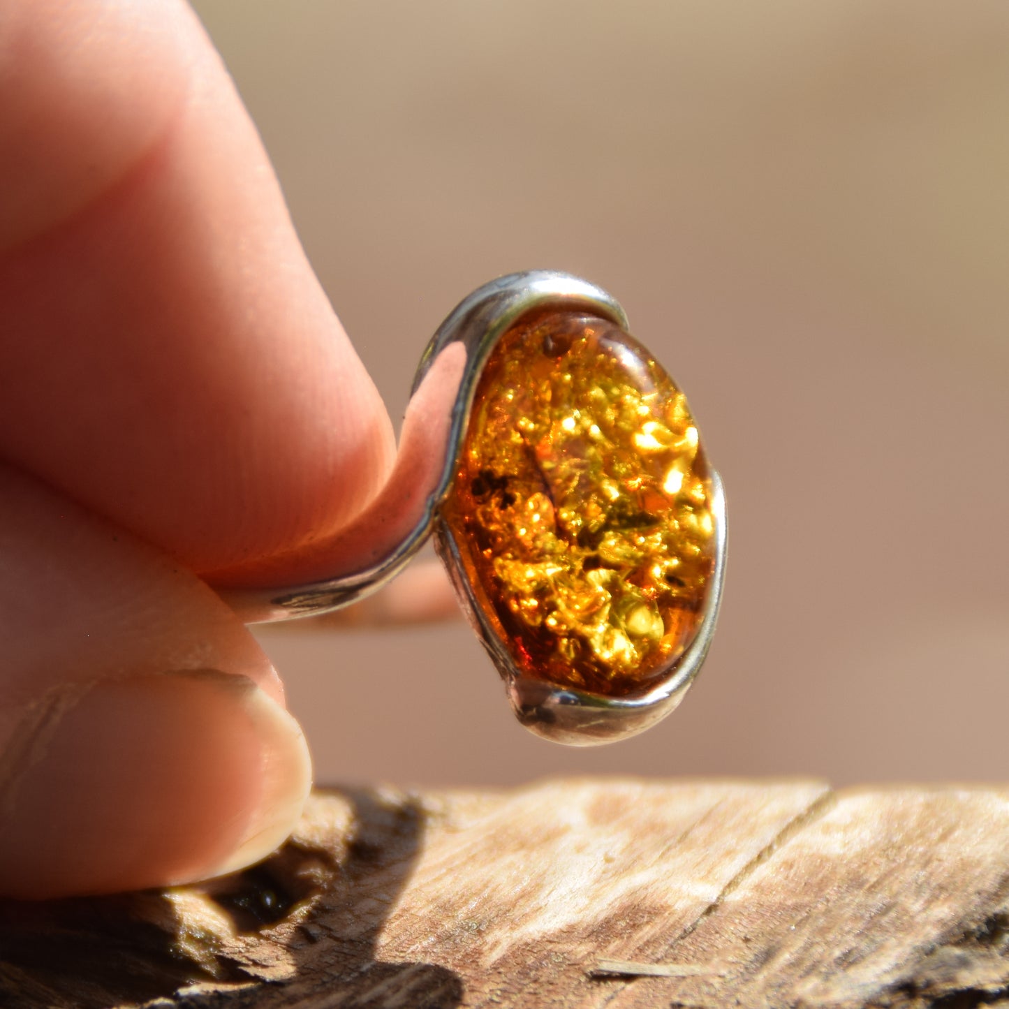 Elegante anello a fascia in Ambra naturale color cognac e Argento 925, MJ Baltica, BP065