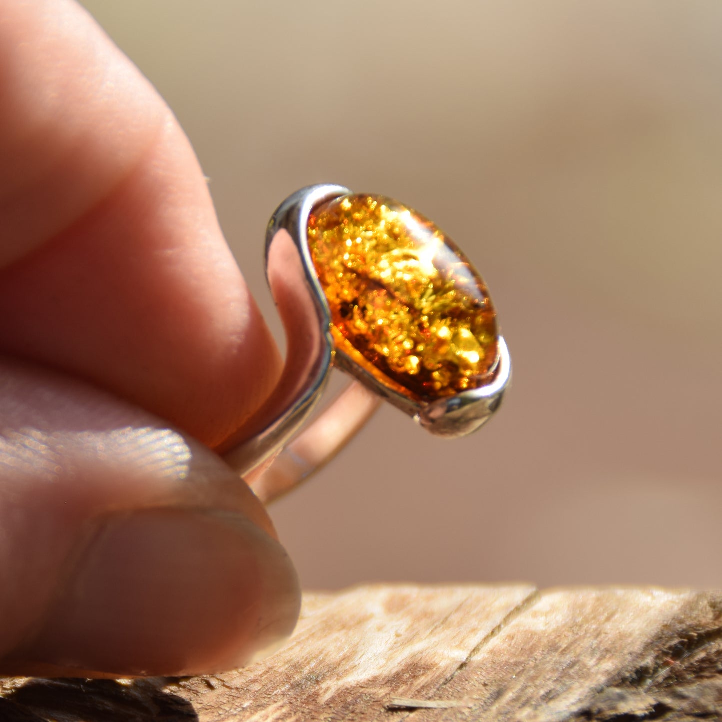 Elegante anello a fascia in Ambra naturale color cognac e Argento 925, MJ Baltica, BP065