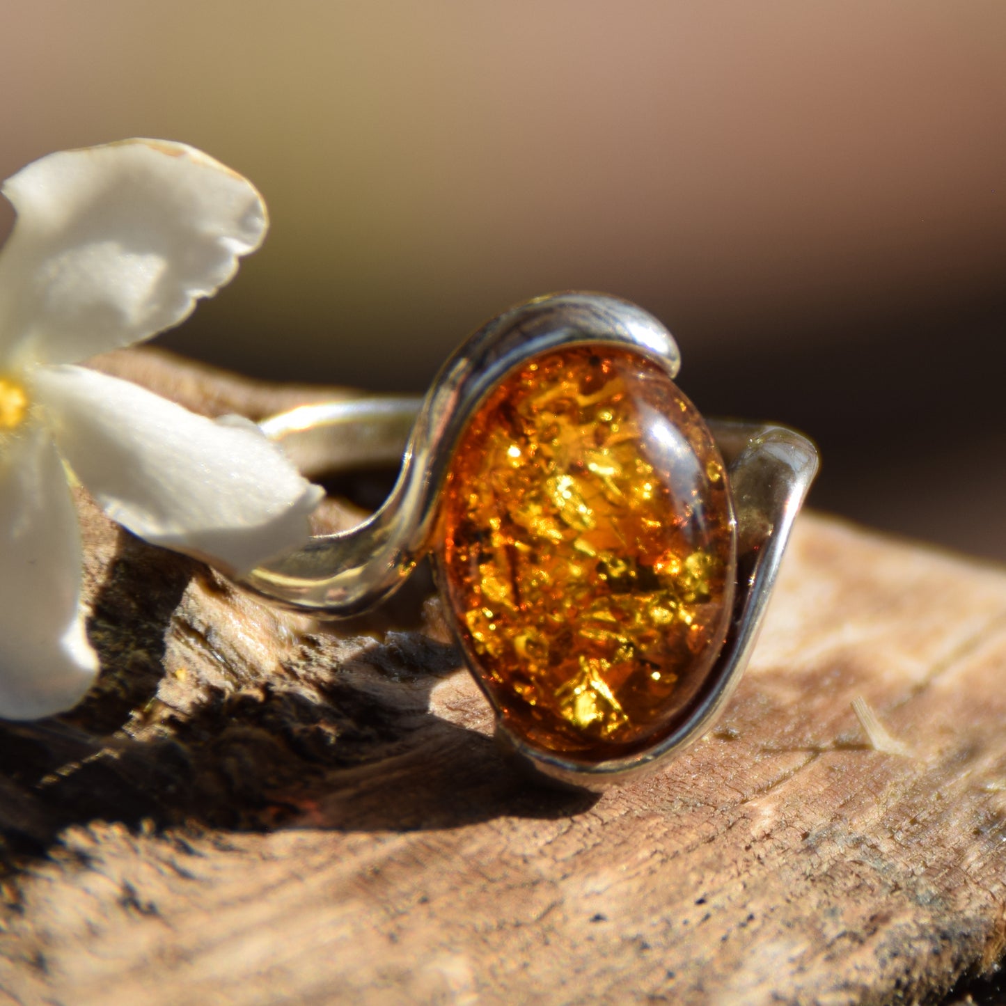 Elegante anello a fascia in Ambra naturale color cognac e Argento 925, MJ Baltica, BP065
