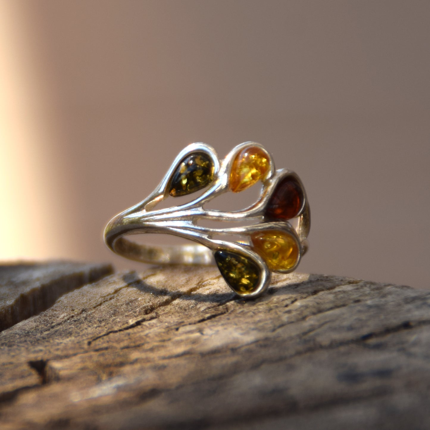 Elegante anello a fascia in Ambra naturale di varie tonalità e Argento 925, MJ Baltica, BP066