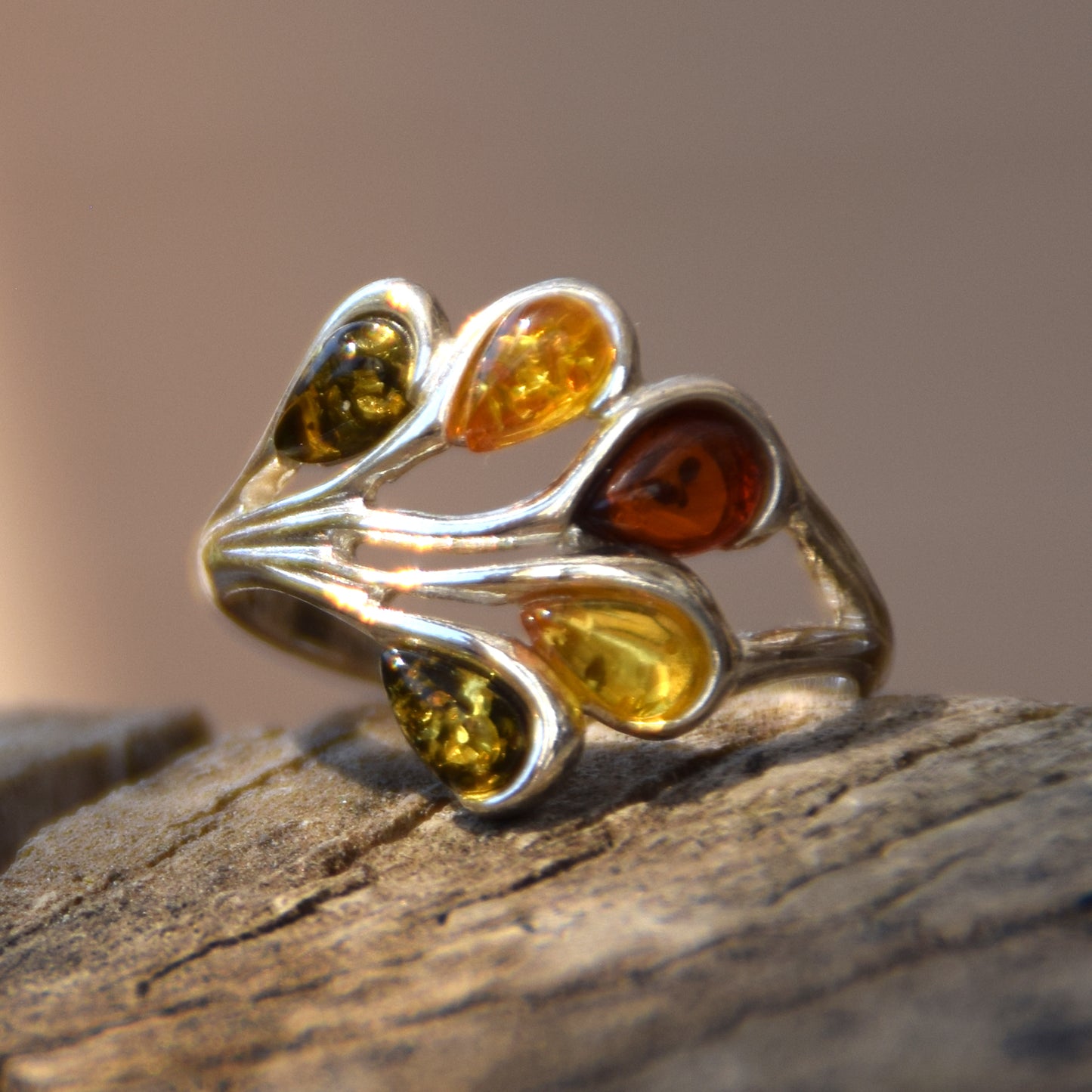 Elegante anello a fascia in Ambra naturale di varie tonalità e Argento 925, MJ Baltica, BP066