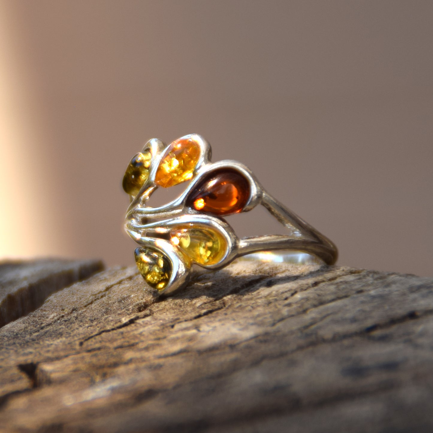 Elegante anello a fascia in Ambra naturale di varie tonalità e Argento 925, MJ Baltica, BP066