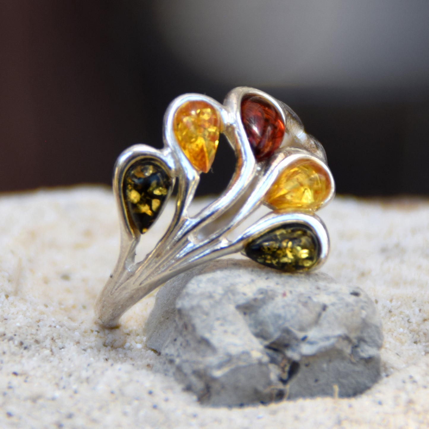 Elegante anello a fascia in Ambra naturale di varie tonalità e Argento 925, MJ Baltica, BP066