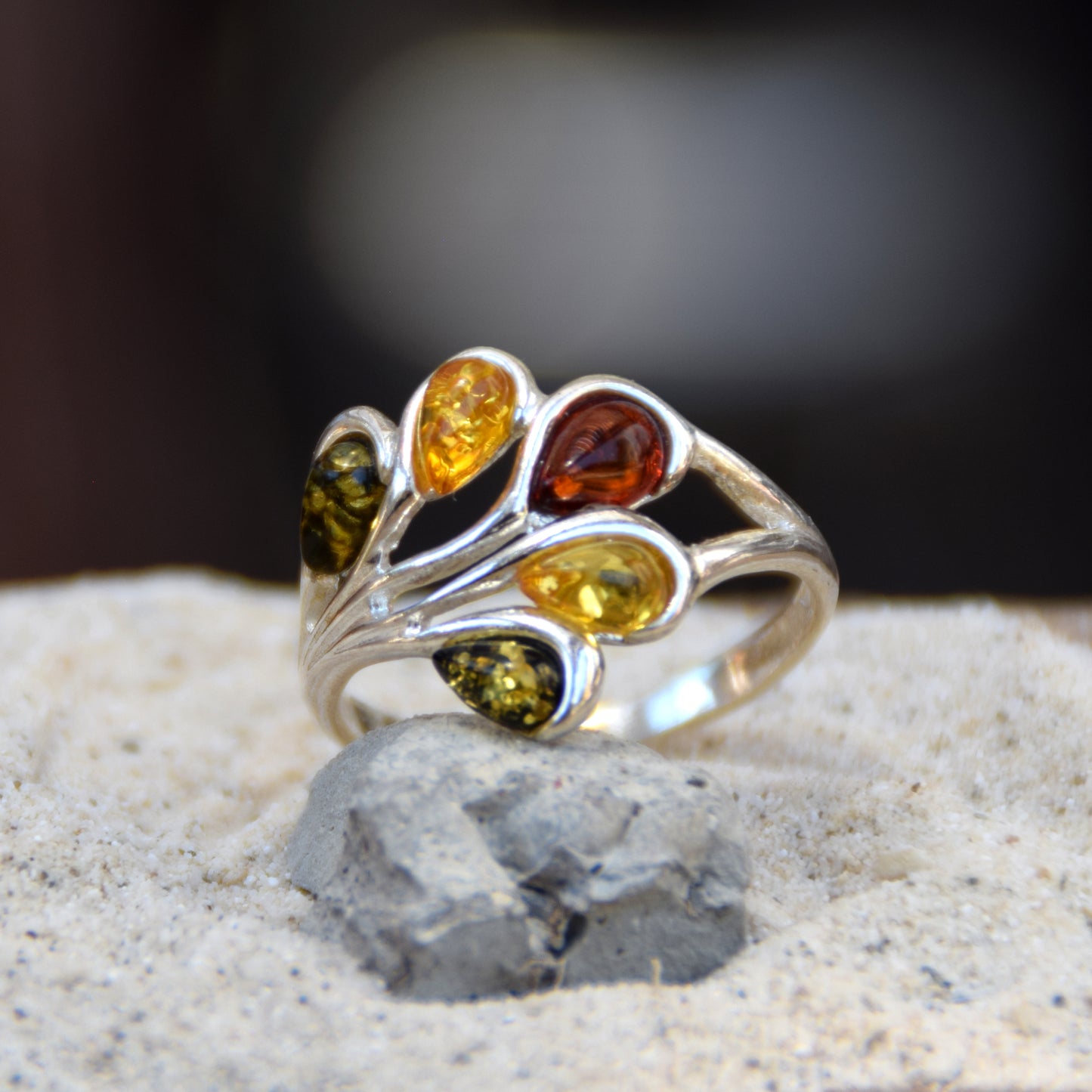 Elegante anello a fascia in Ambra naturale di varie tonalità e Argento 925, MJ Baltica, BP066