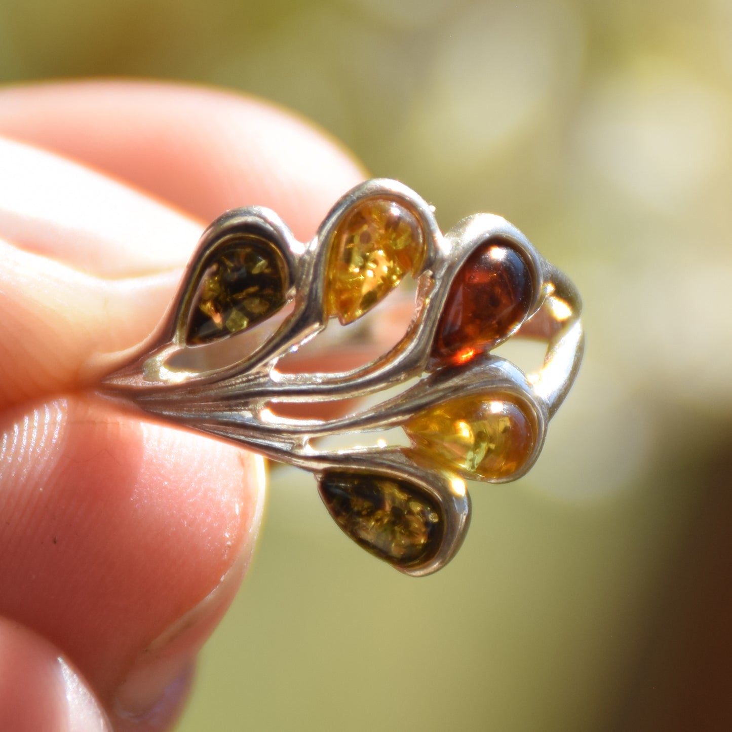 Elegante anello a fascia in Ambra naturale di varie tonalità e Argento 925, MJ Baltica, BP066