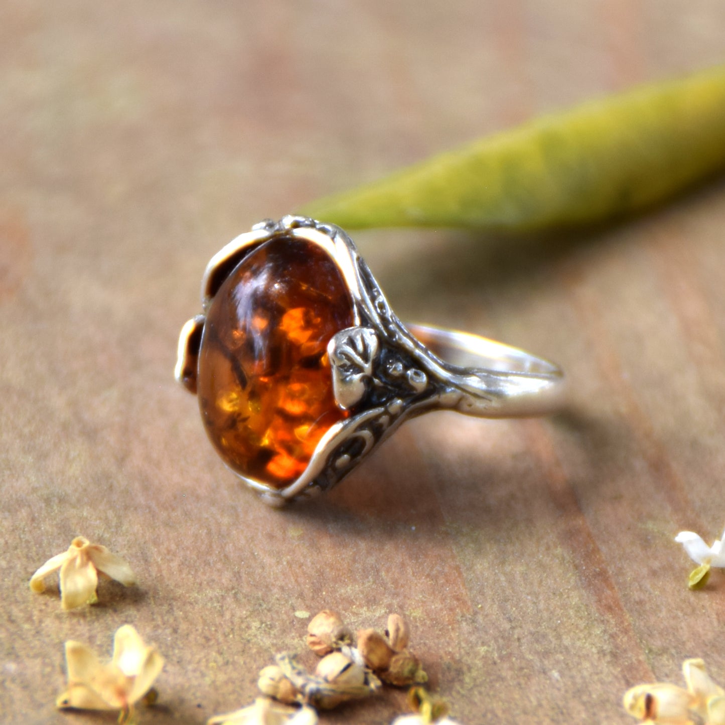 Anello ovale stile vintage con Ambra naturale color cognac e Argento 925, MJ Baltica, BP068