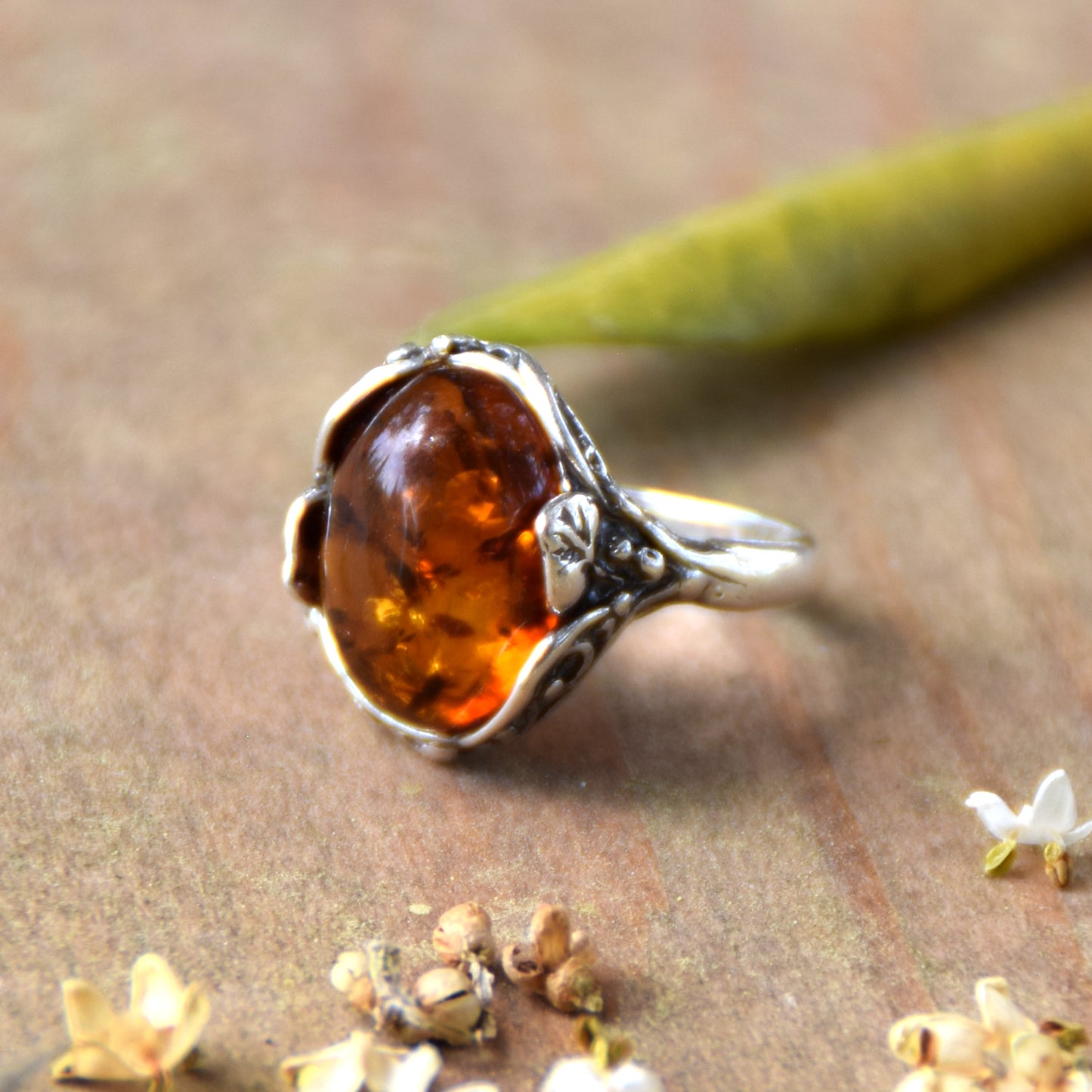 Anello ovale stile vintage con Ambra naturale color cognac e Argento 925, MJ Baltica, BP068