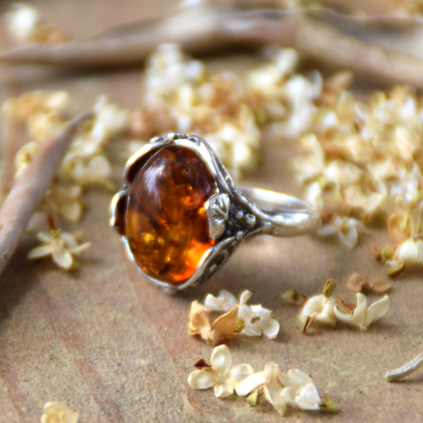Anello ovale stile vintage con Ambra naturale color cognac e Argento 925, MJ Baltica, BP068