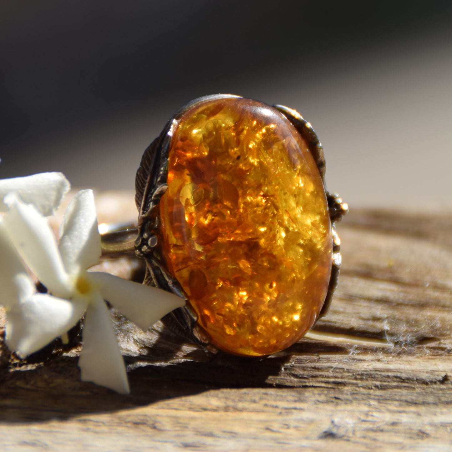 Large adjustable vintage-style ring in cognac natural Amber and 925 Silver, MJ Baltica, BP072