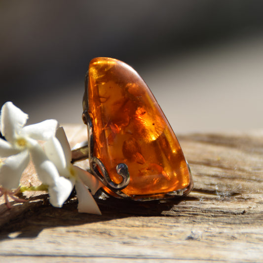 Important Art Nouveau style ring with large natural cognac amber gemstone and 925 Silver, MJ Baltica, BP075