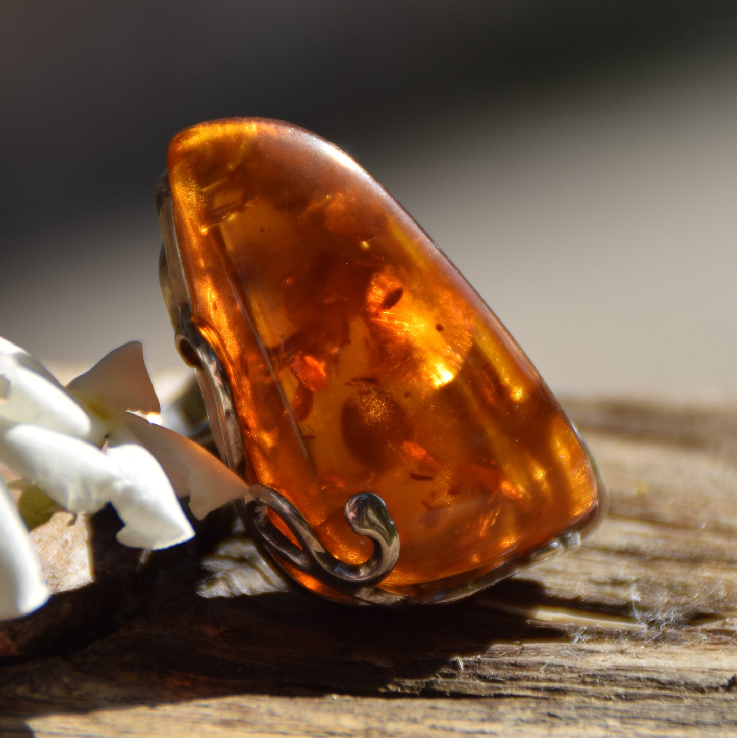 Important Art Nouveau style ring with large natural cognac amber gemstone and 925 Silver, MJ Baltica, BP075