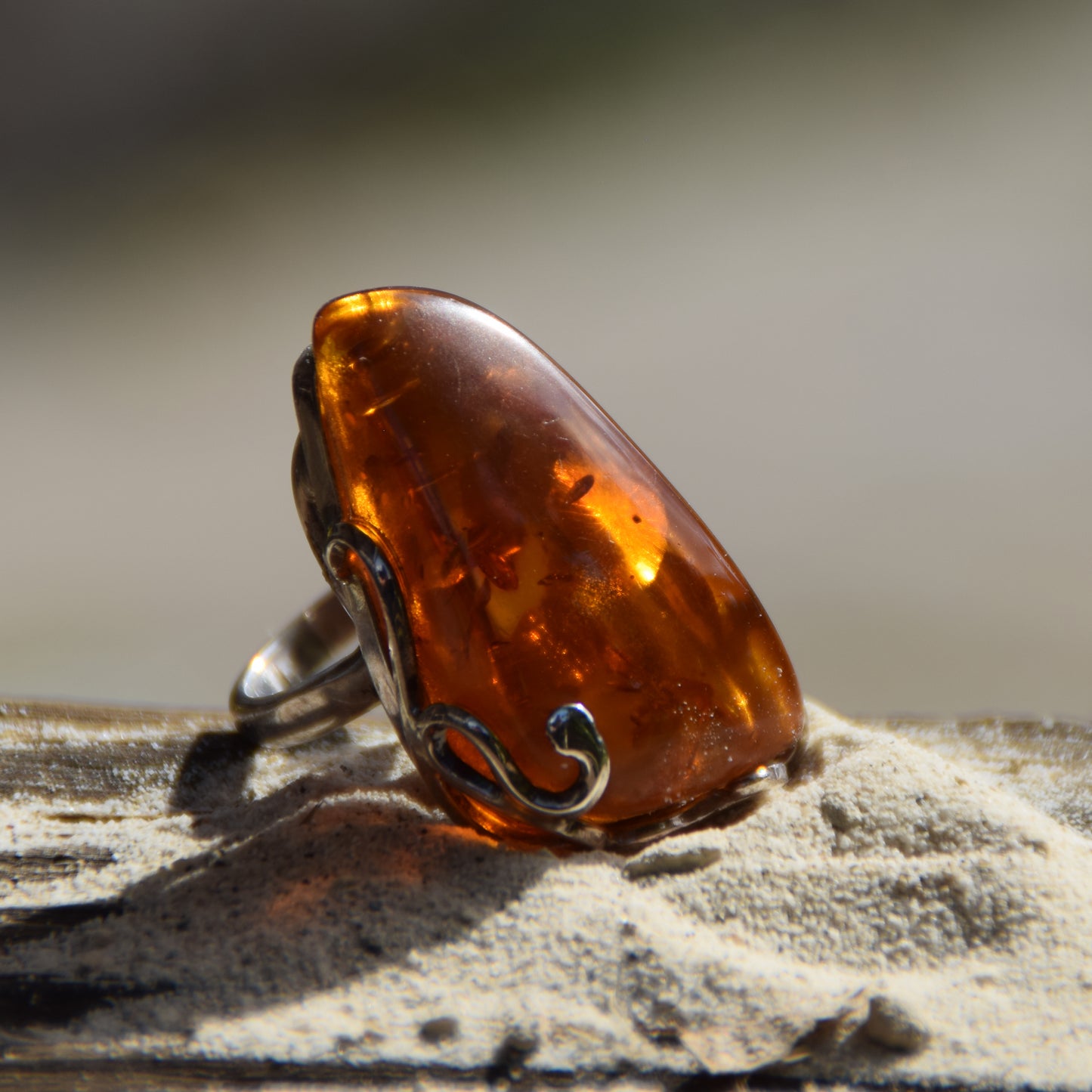 Important Art Nouveau style ring with large natural cognac amber gemstone and 925 Silver, MJ Baltica, BP075