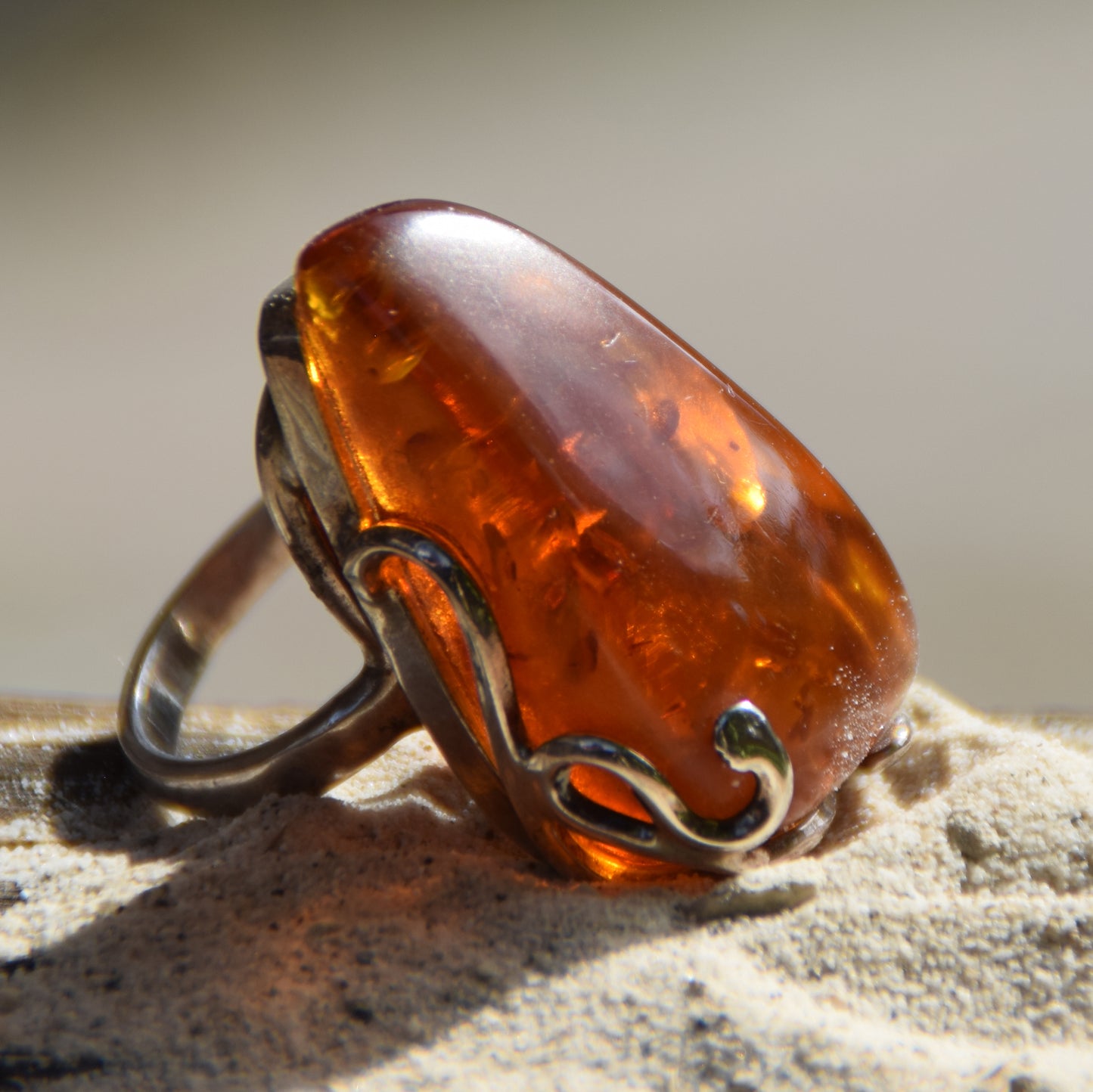 Important Art Nouveau style ring with large natural cognac amber gemstone and 925 Silver, MJ Baltica, BP075
