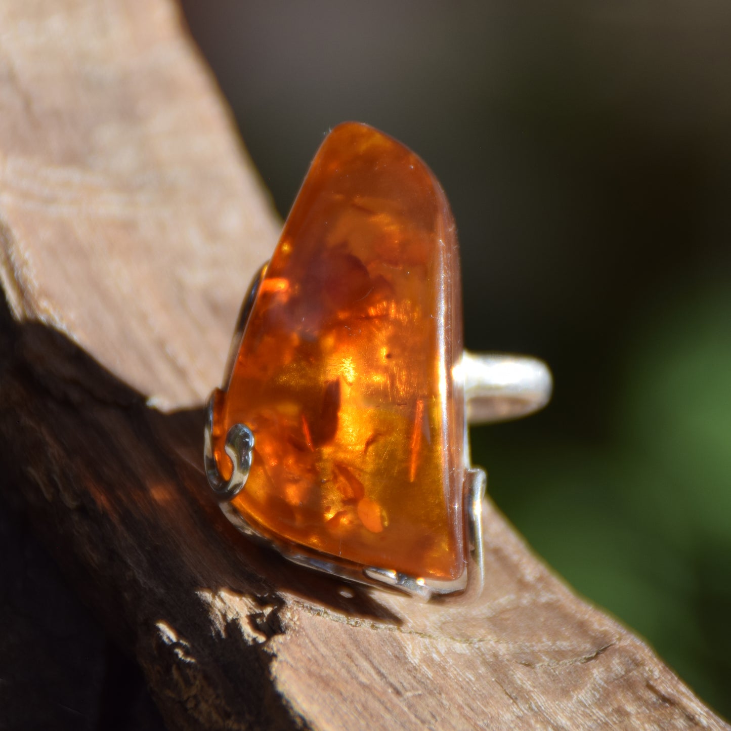 Important Art Nouveau style ring with large natural cognac amber gemstone and 925 Silver, MJ Baltica, BP075