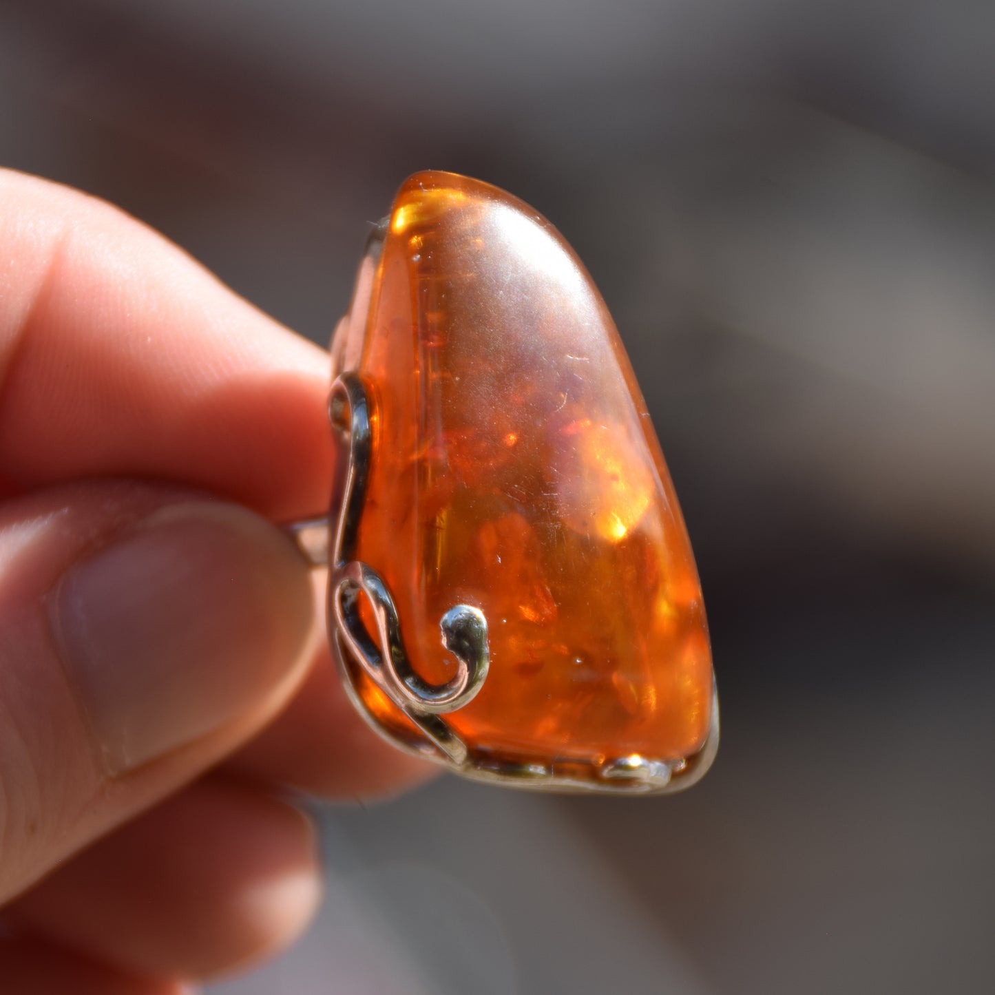 Important Art Nouveau style ring with large natural cognac amber gemstone and 925 Silver, MJ Baltica, BP075