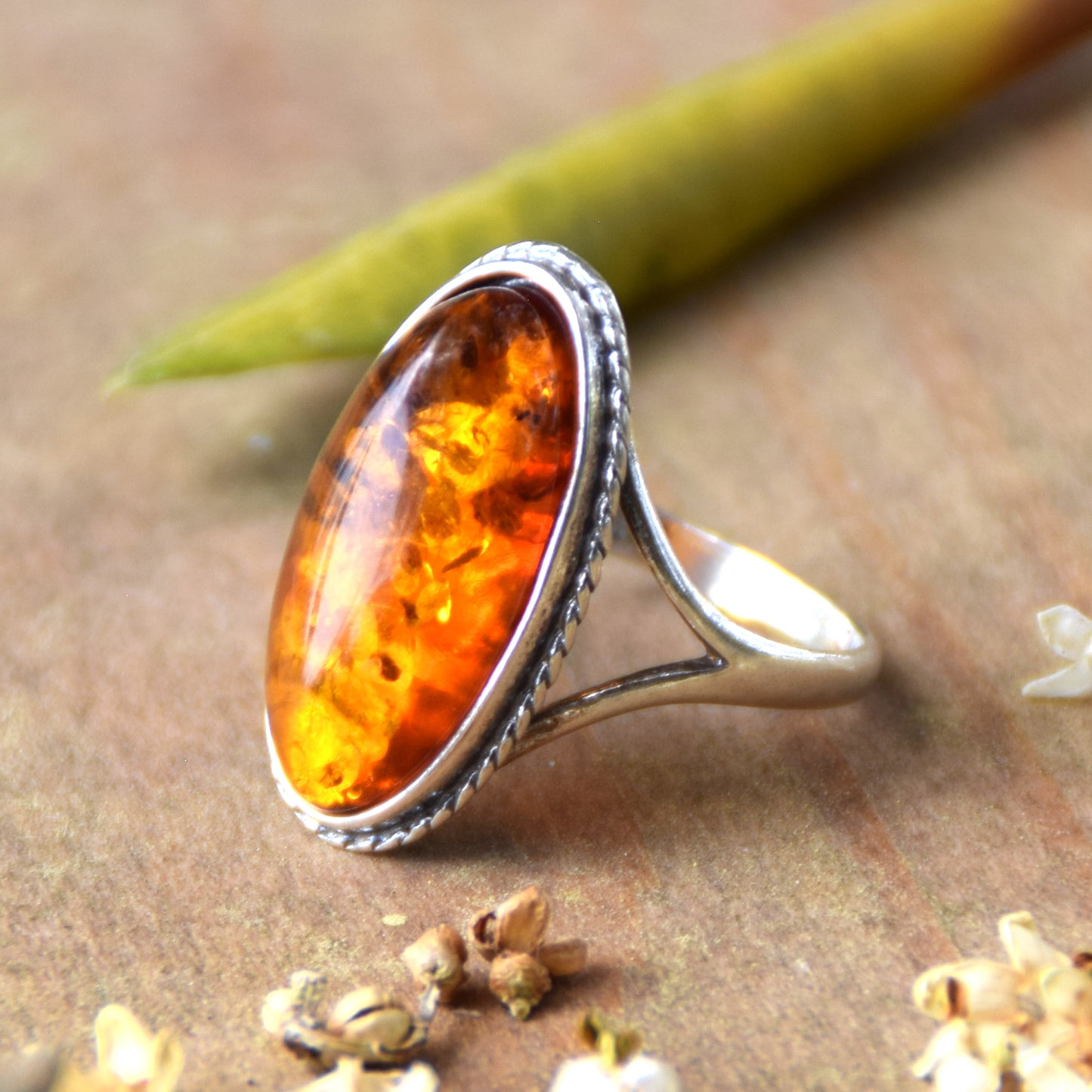 Hoher Vintage-Ring aus 925er Silber mit natürlichem, cognacfarbenem Bernstein, MJ Baltica, BP076