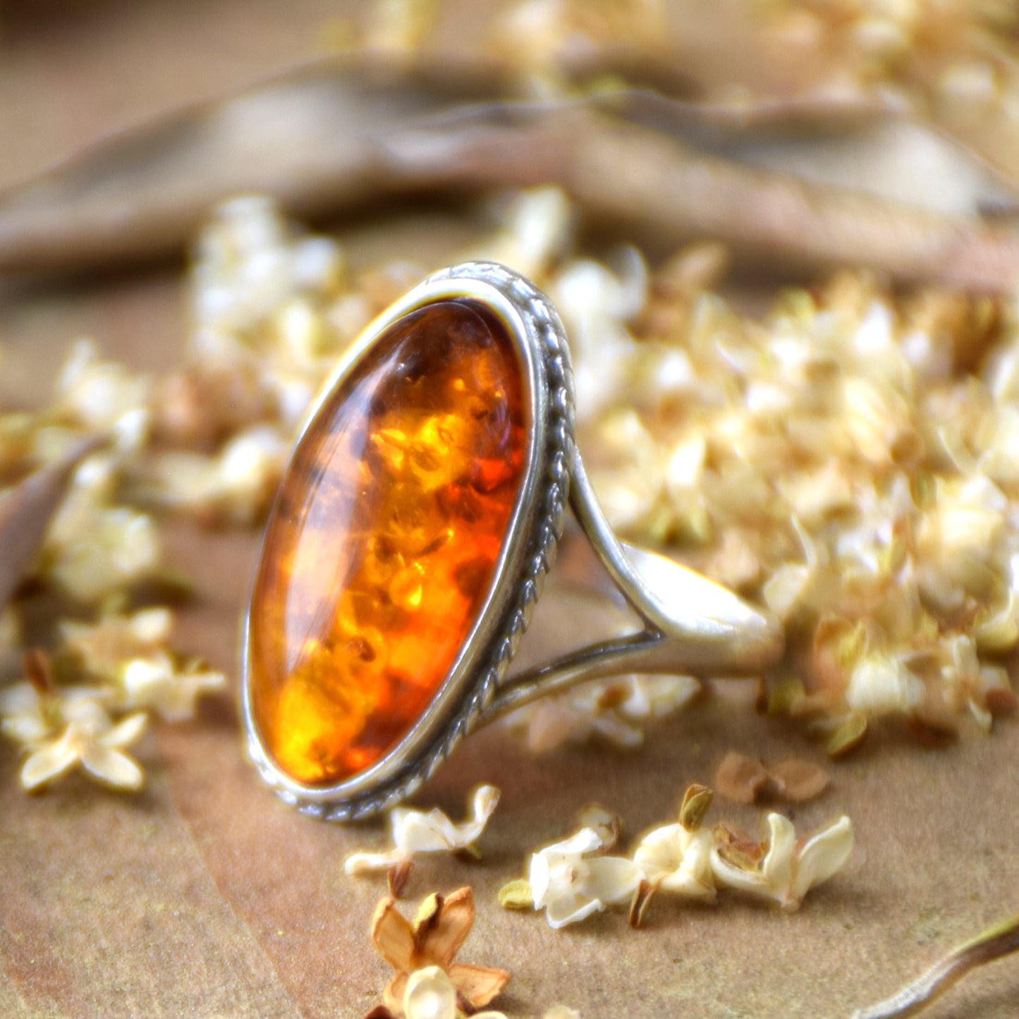 Hoher Vintage-Ring aus 925er Silber mit natürlichem, cognacfarbenem Bernstein, MJ Baltica, BP076