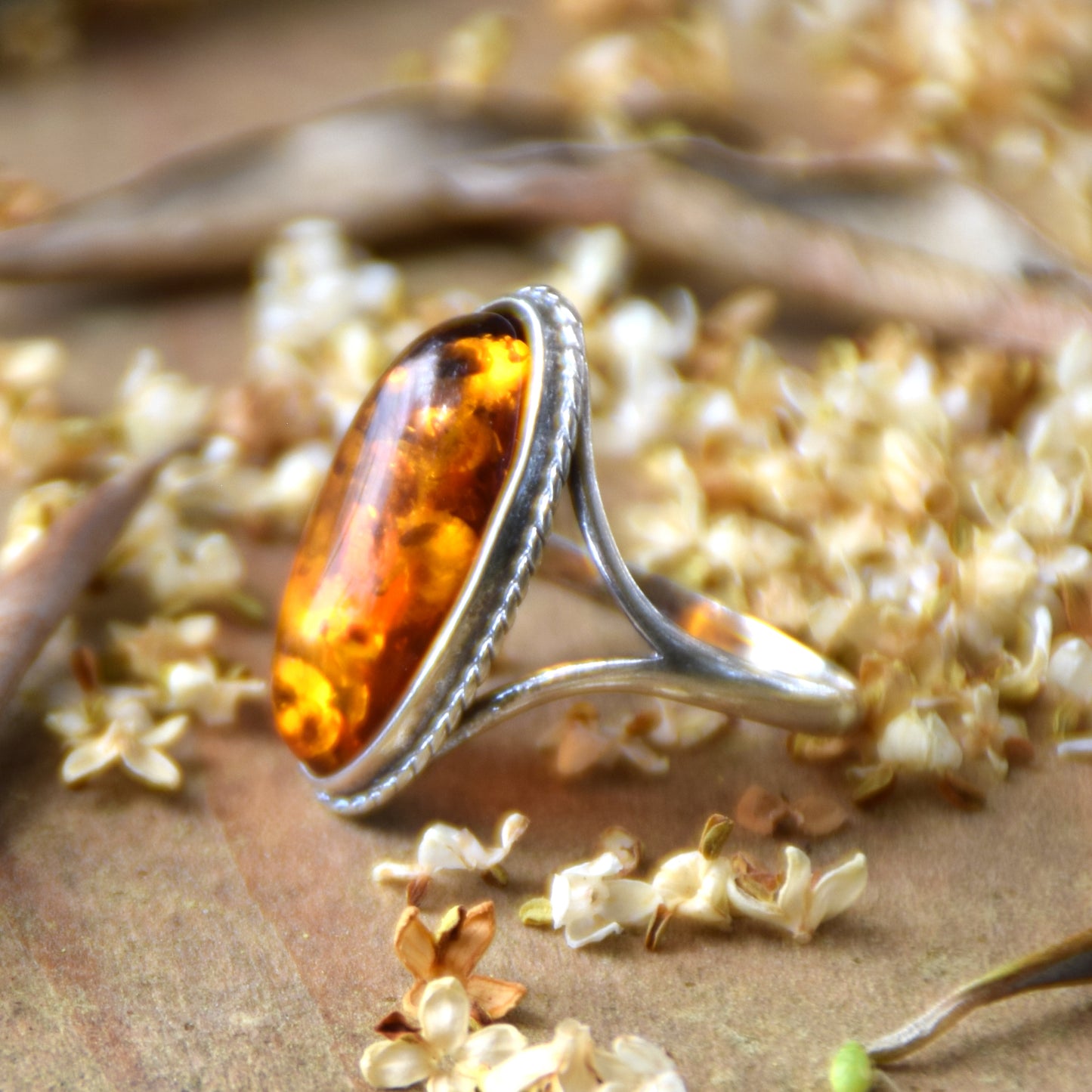Hoher Vintage-Ring aus 925er Silber mit natürlichem, cognacfarbenem Bernstein, MJ Baltica, BP076