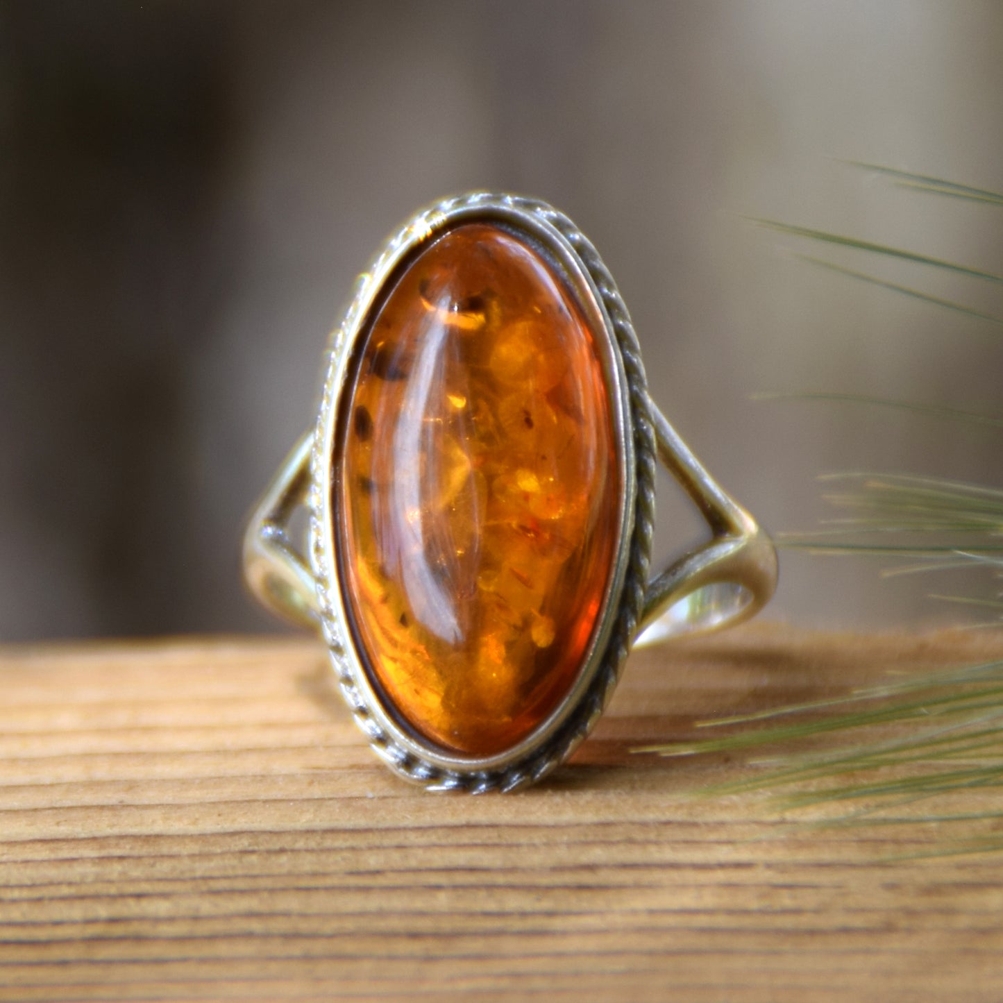 Hoher Vintage-Ring aus 925er Silber mit natürlichem, cognacfarbenem Bernstein, MJ Baltica, BP076