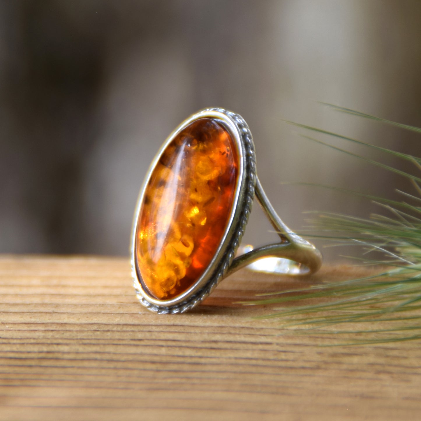 Hoher Vintage-Ring aus 925er Silber mit natürlichem, cognacfarbenem Bernstein, MJ Baltica, BP076