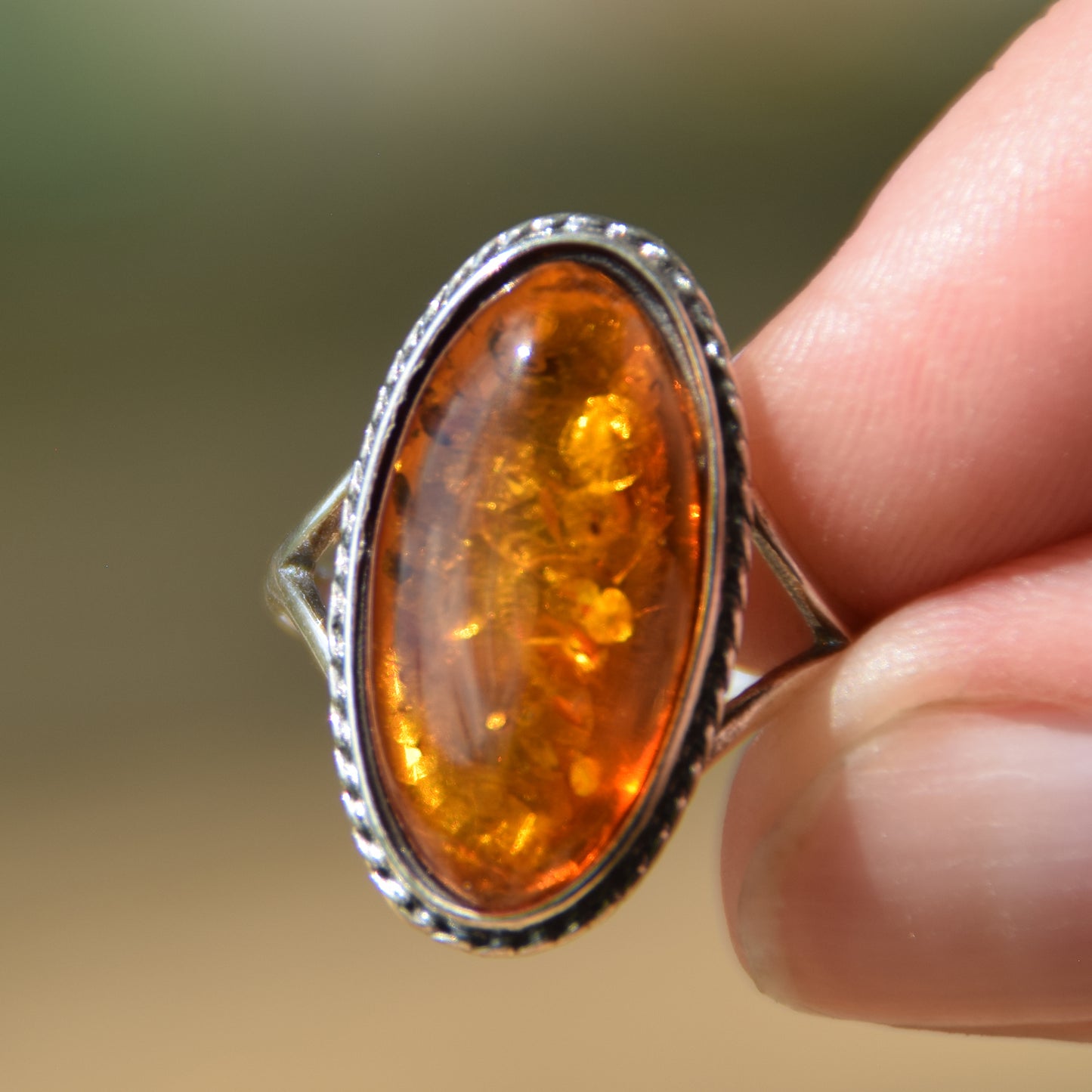 Hoher Vintage-Ring aus 925er Silber mit natürlichem, cognacfarbenem Bernstein, MJ Baltica, BP076